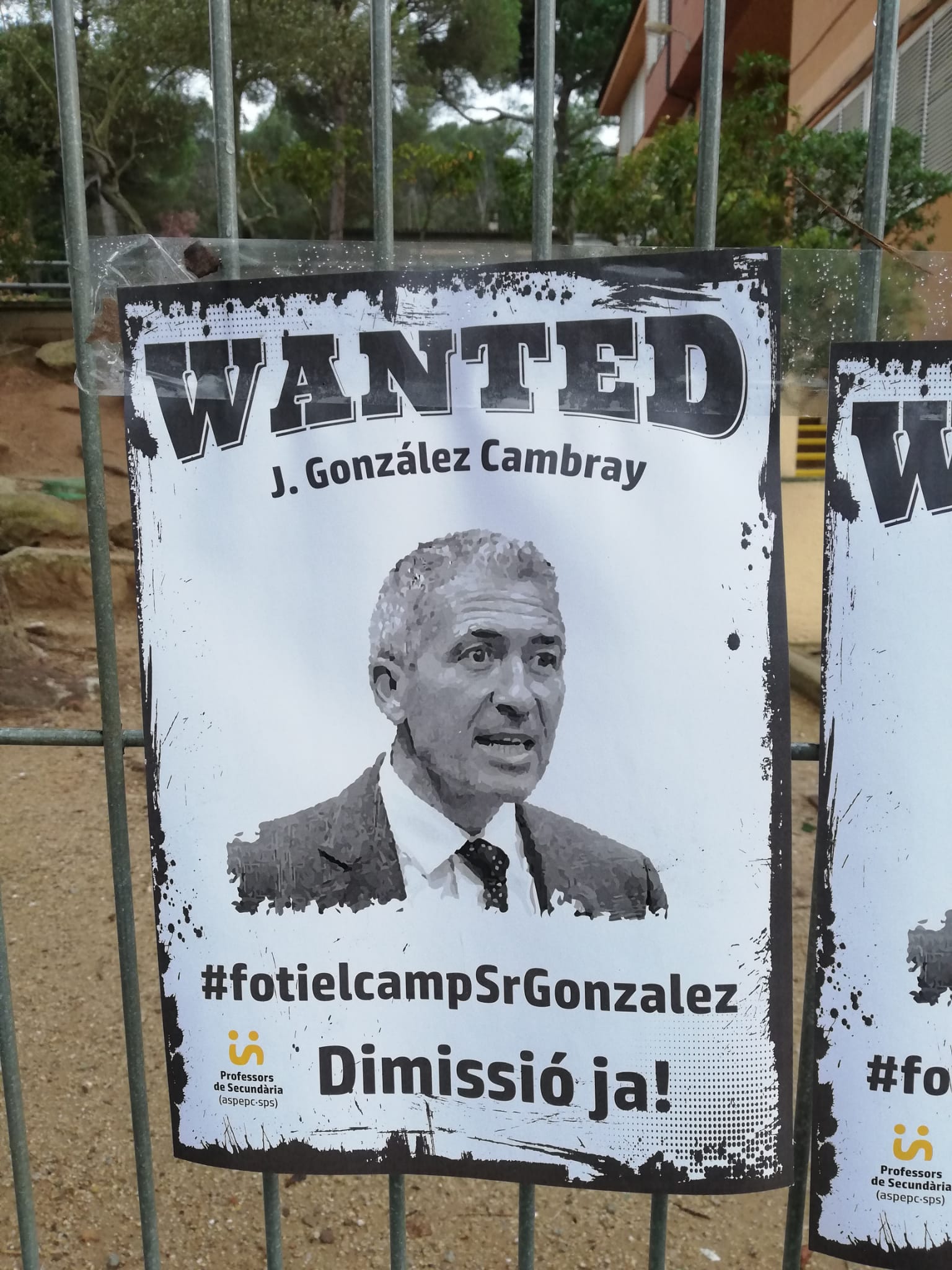 Cartells crític contra la gestió del conseller d'Educació, Josep Gonzàlez-Cambray. FOTO: Cedida Cartells crític contra la gestió del conseller d'Educació, Josep Gonzàlez-Cambray. FOTO: Cedida
