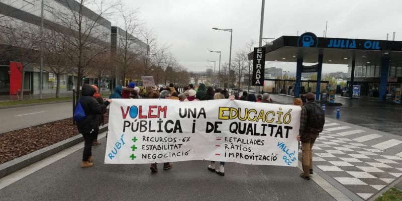 La capçalera de la manifestació de docents que procedia de Rubí. FOTO: Carmelo Jiménez