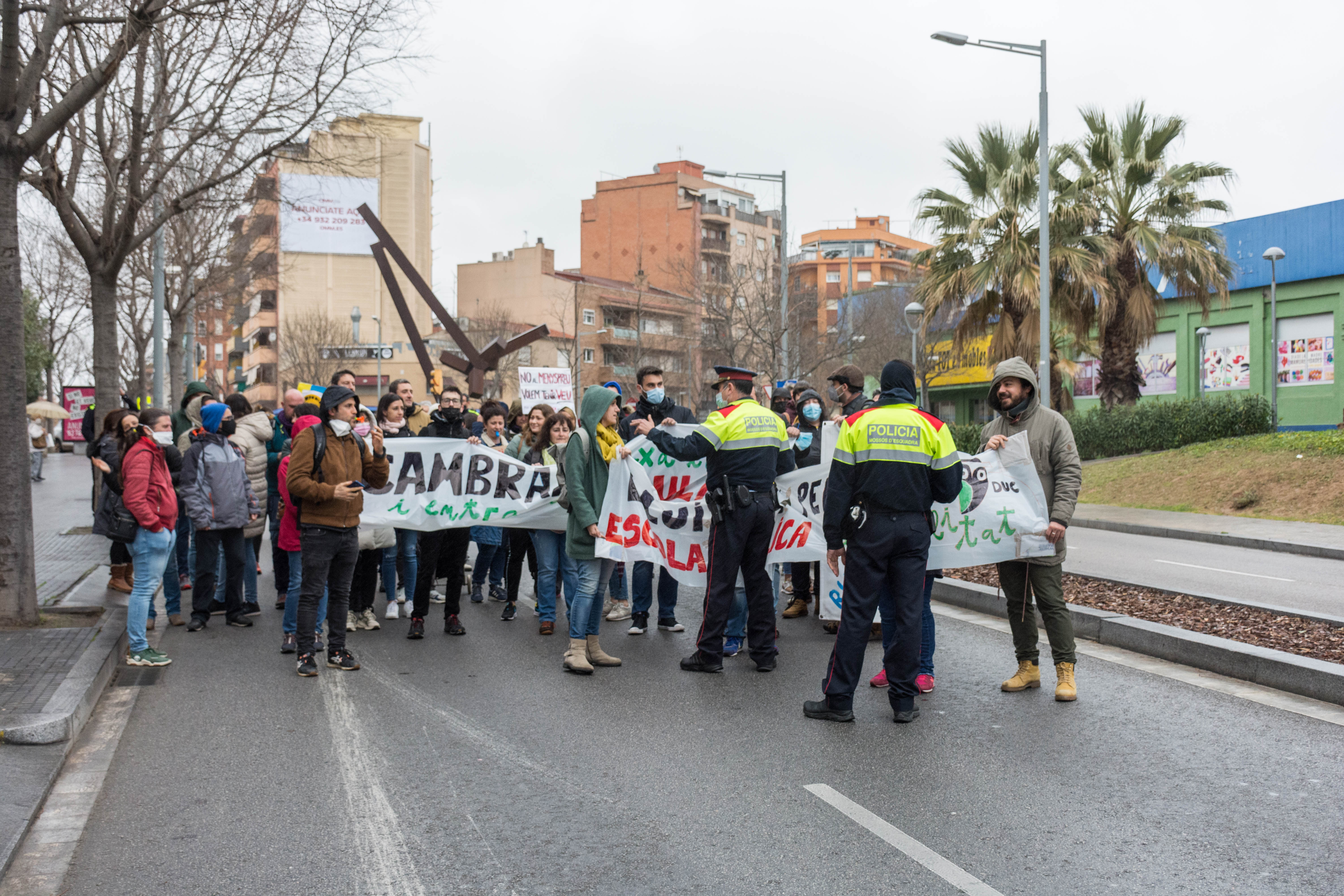 Vaga de professors i tall de trànsit a la carretera de Rubí. FOTO: Carmelo Jiménez