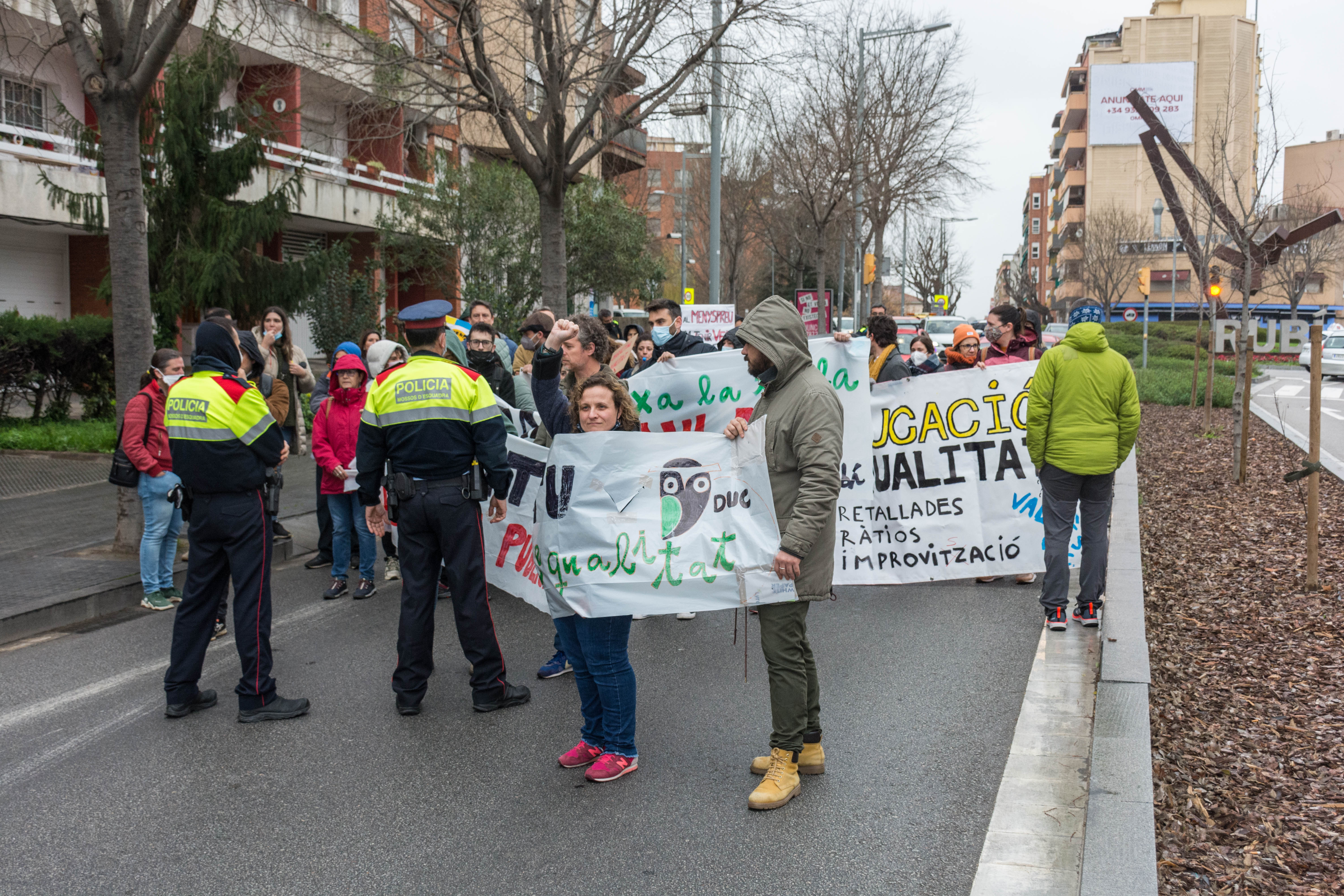 Vaga de professors i tall de trànsit a la carretera de Rubí. FOTO: Carmelo Jiménez