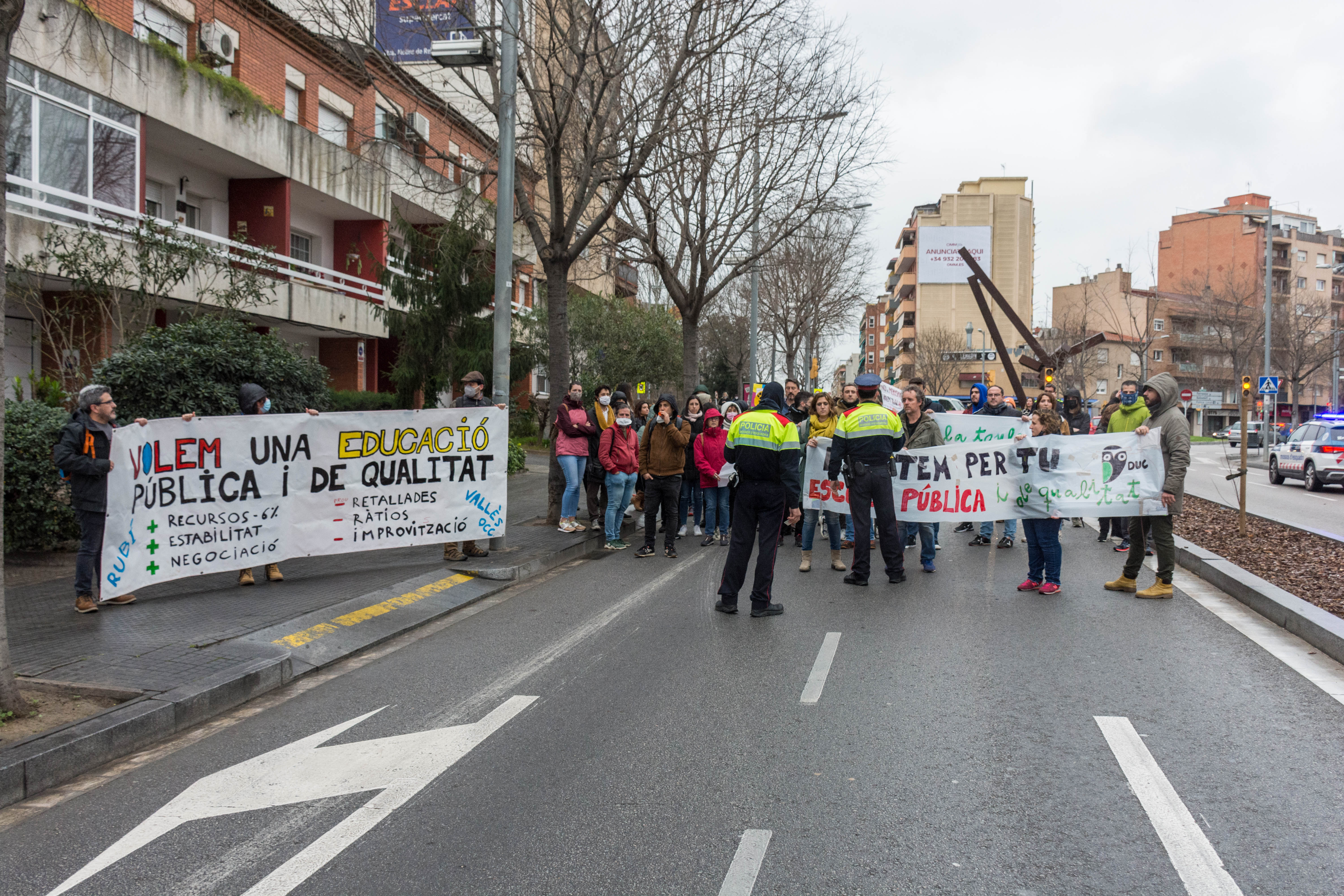 Vaga de professors i tall de trànsit a la carretera de Rubí. FOTO: Carmelo Jiménez