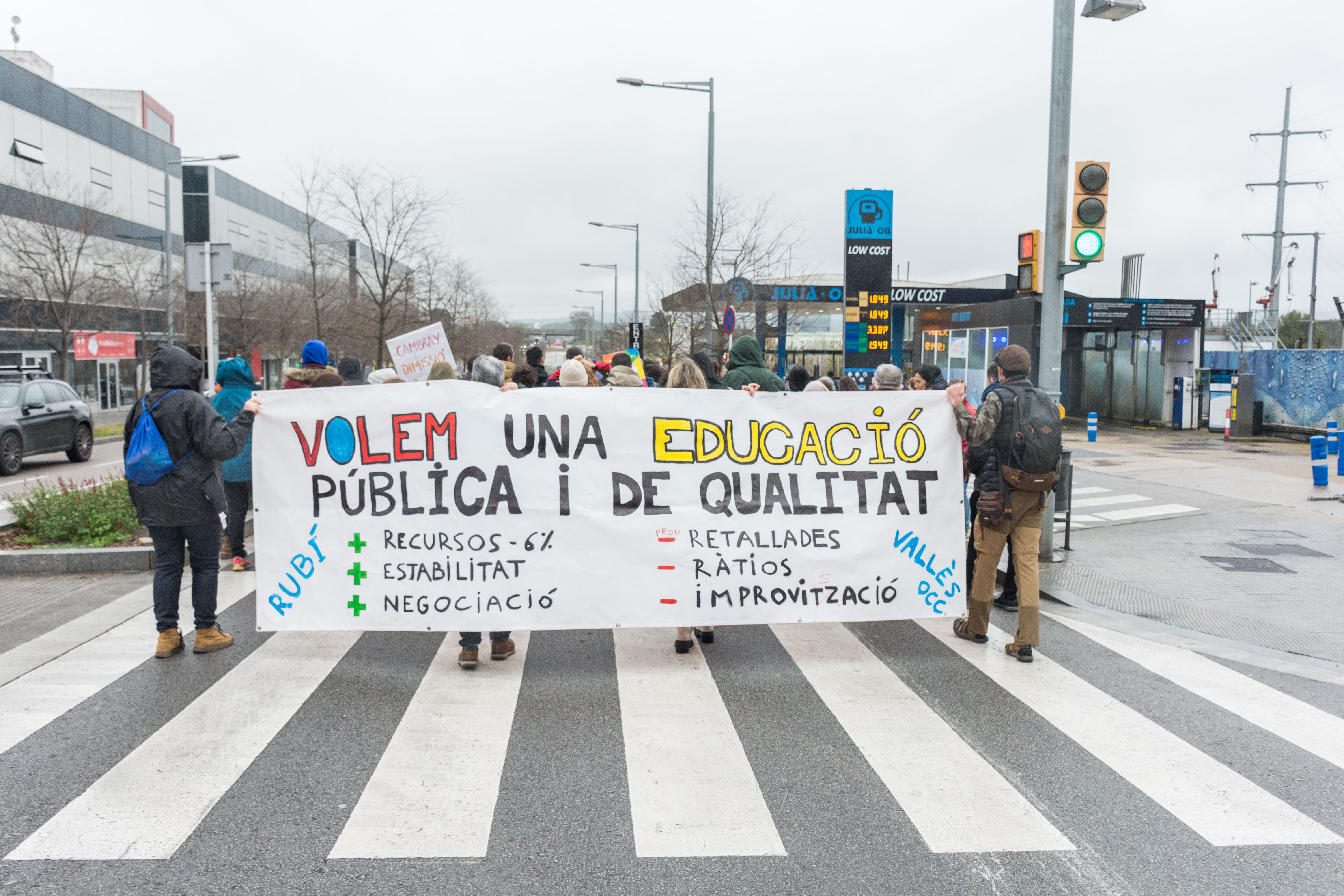 Vaga de professors i tall de trànsit a la carretera de Rubí. FOTO: Carmelo Jiménez