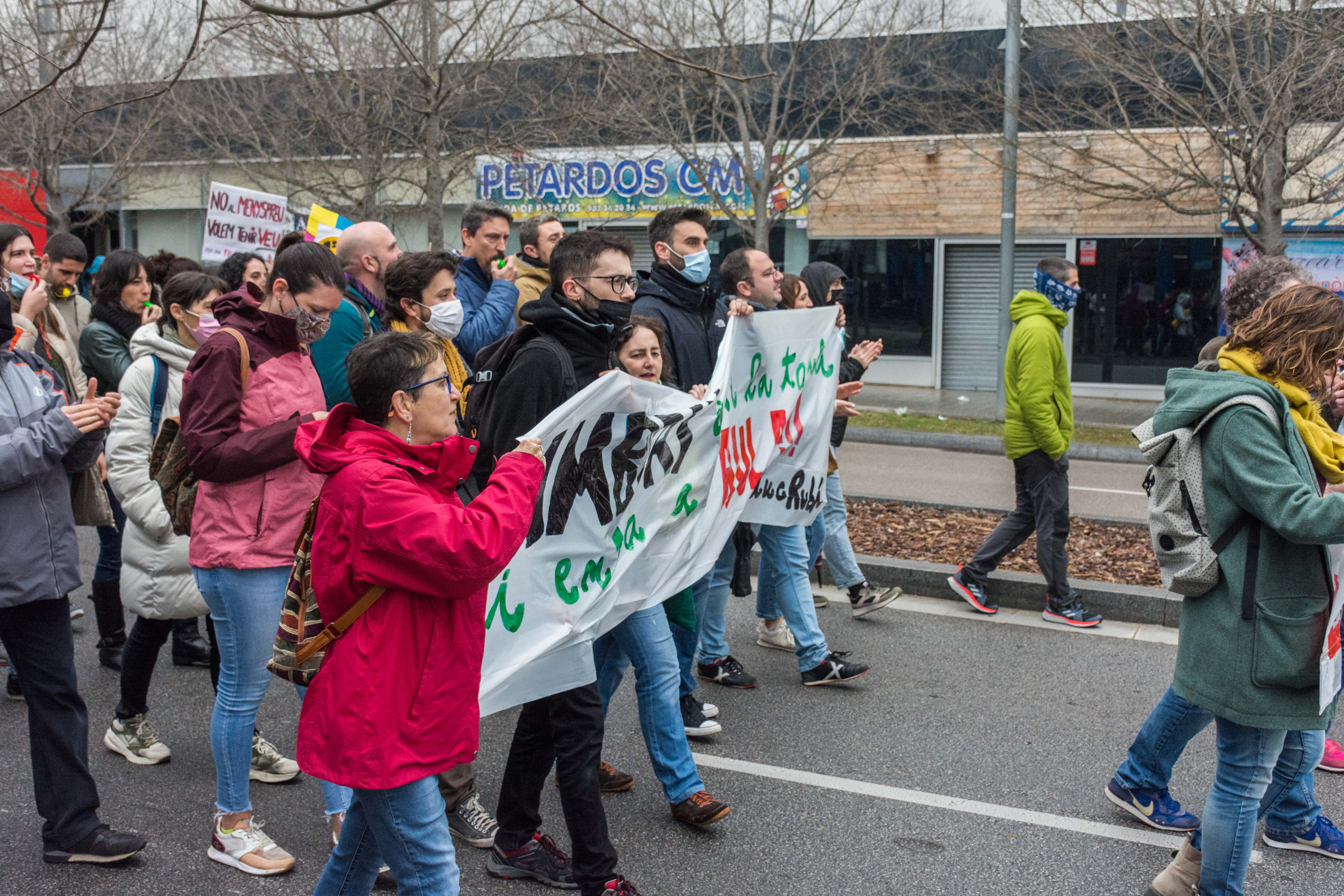 Vaga de professors i tall de trànsit a la carretera de Rubí. FOTO: Carmelo Jiménez