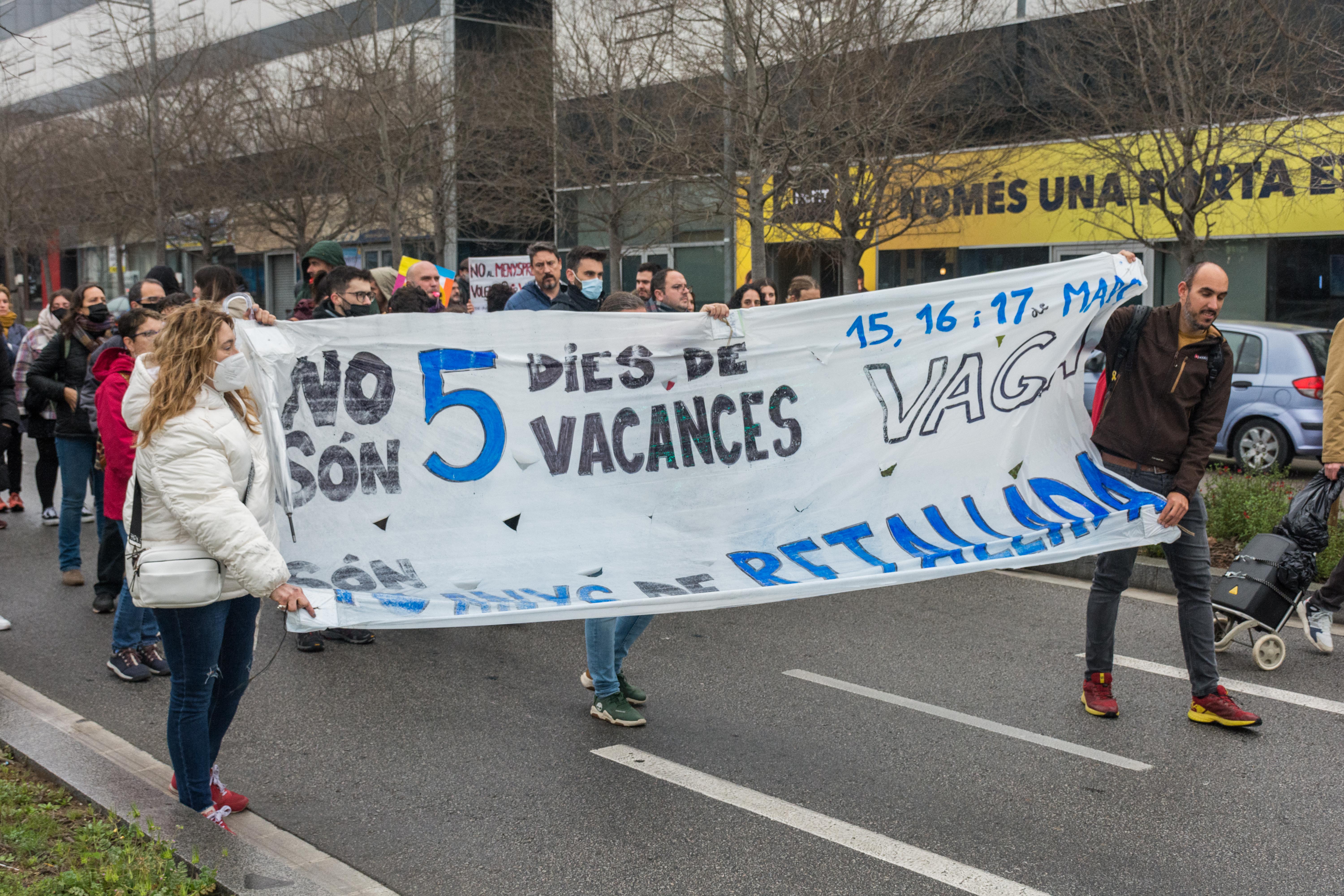 Vaga de professors i tall de trànsit a la carretera de Rubí. FOTO: Carmelo Jiménez