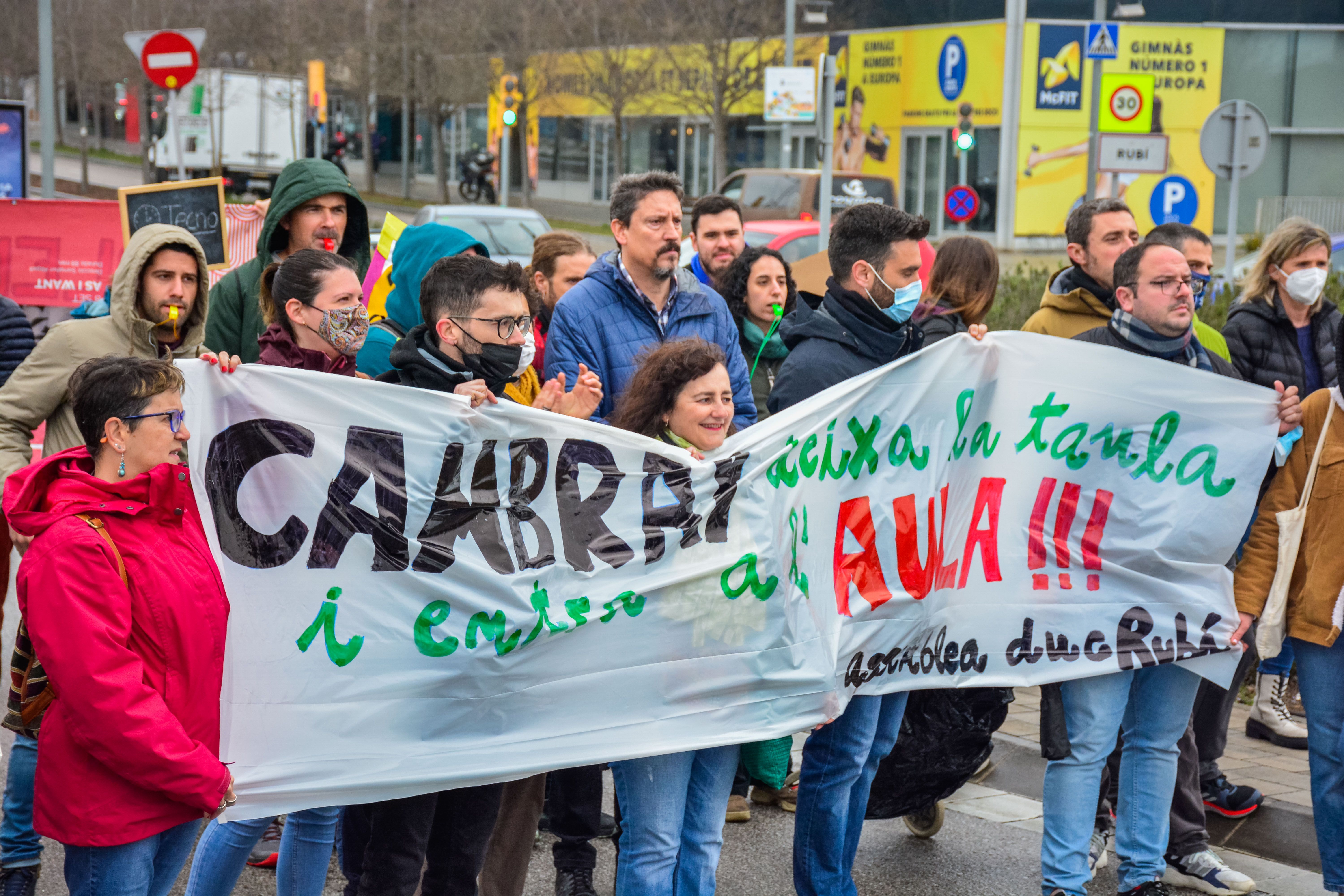 Vaga de professors i tall de trànsit a la carretera de Rubí. FOTO: Carmelo Jiménez