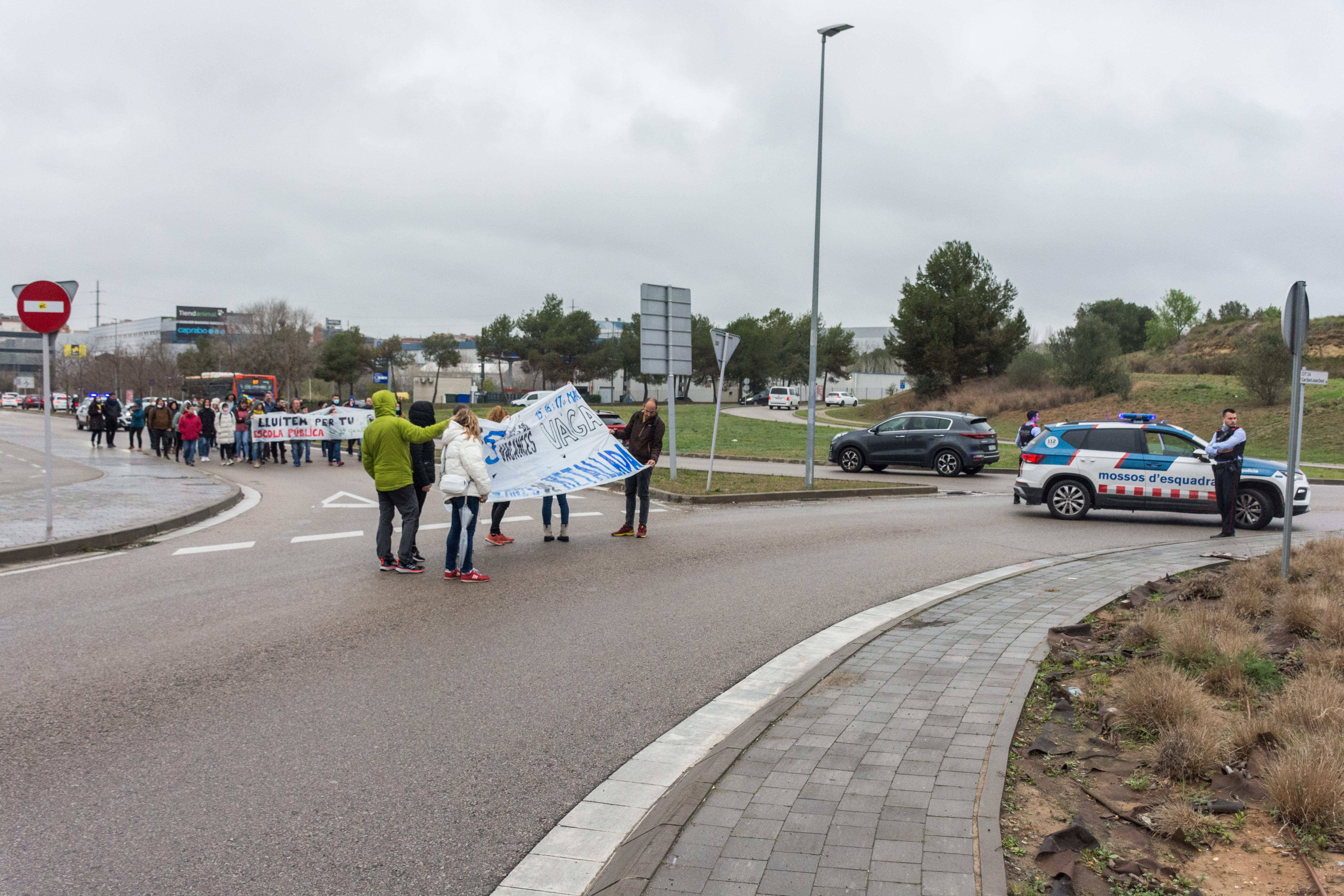 Vaga de professors i tall de trànsit a la carretera de Rubí. FOTO: Carmelo Jiménez