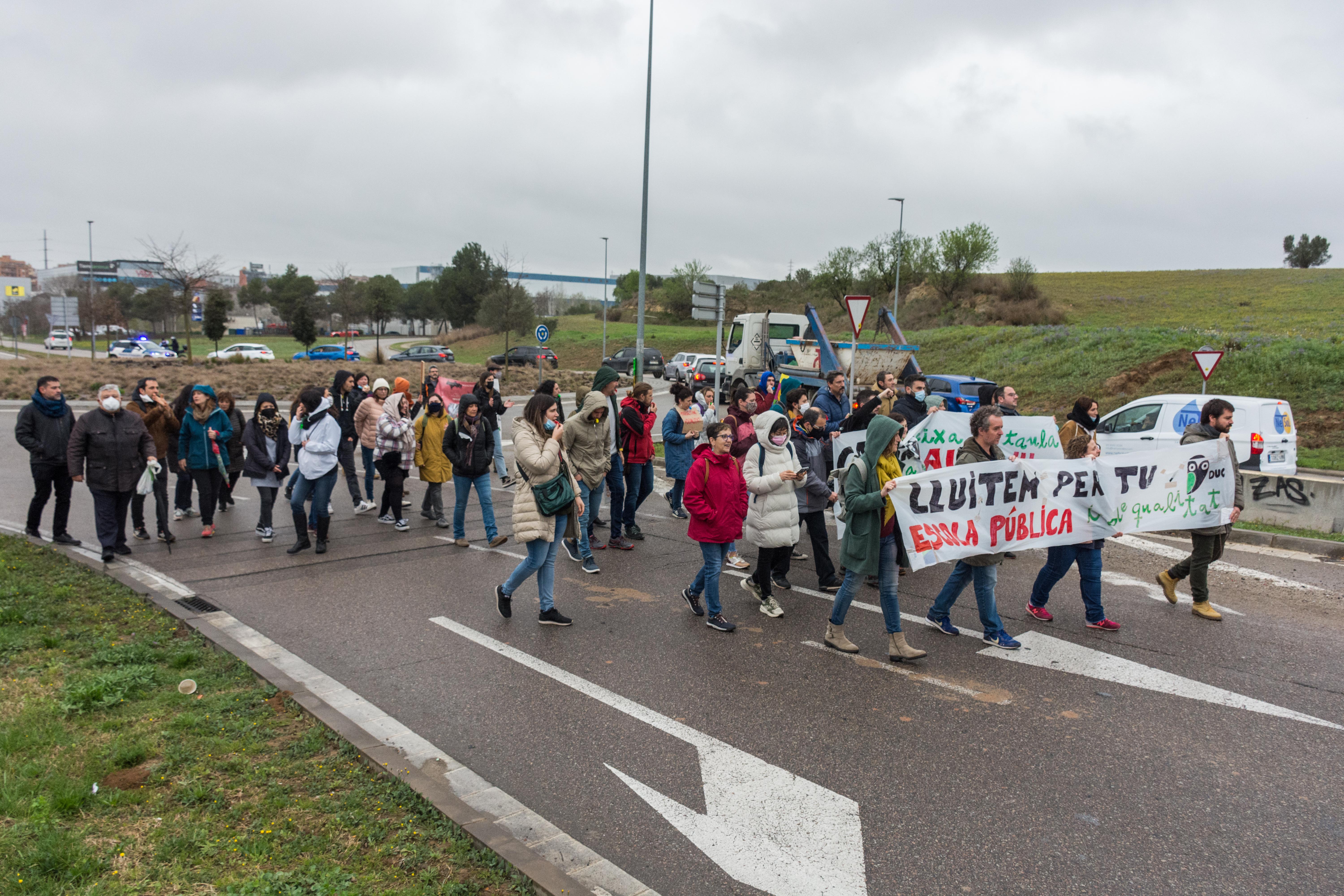 Vaga de professors i tall de trànsit a la carretera de Rubí. FOTO: Carmelo Jiménez