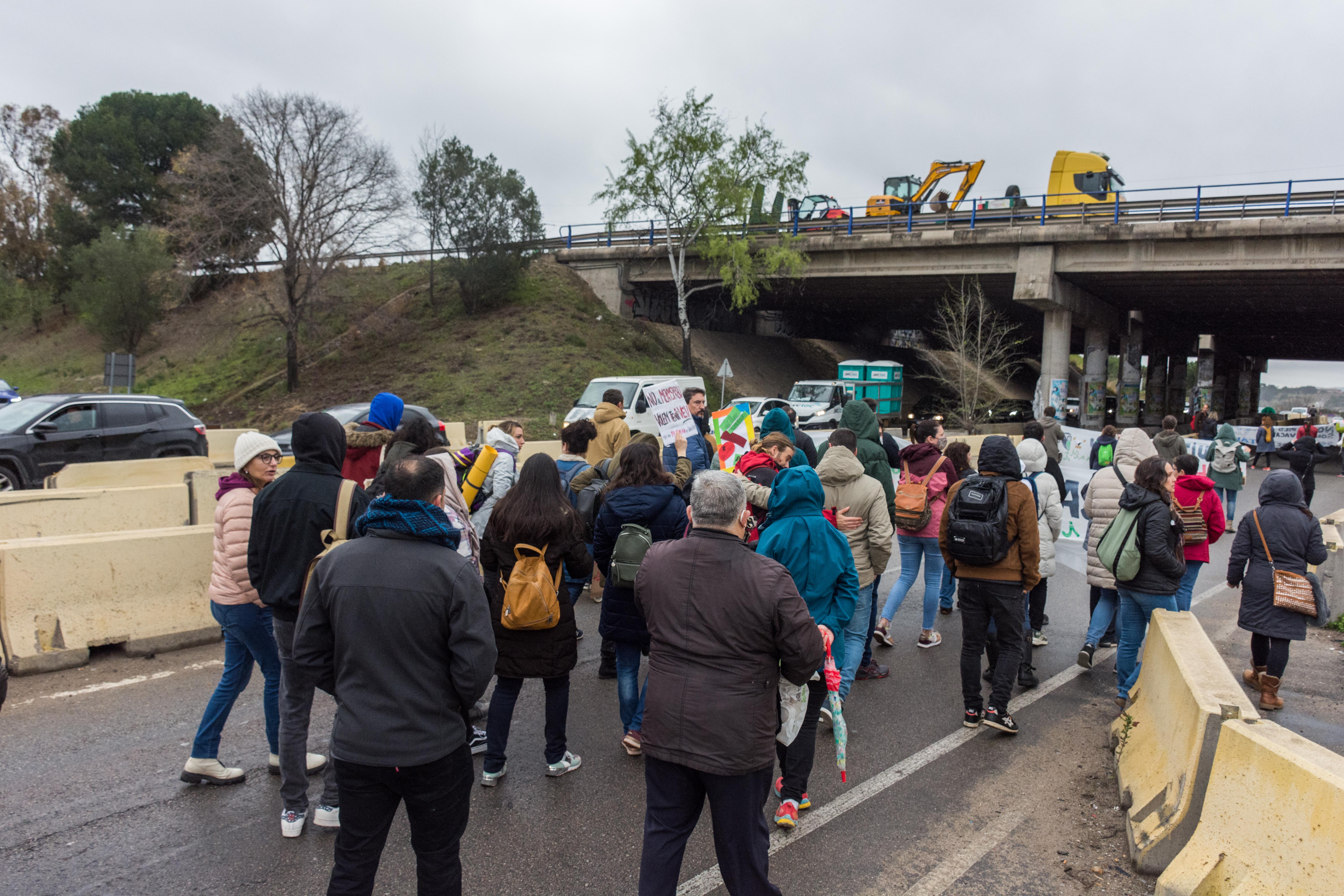 Vaga de professors i tall de trànsit a la carretera de Rubí. FOTO: Carmelo Jiménez