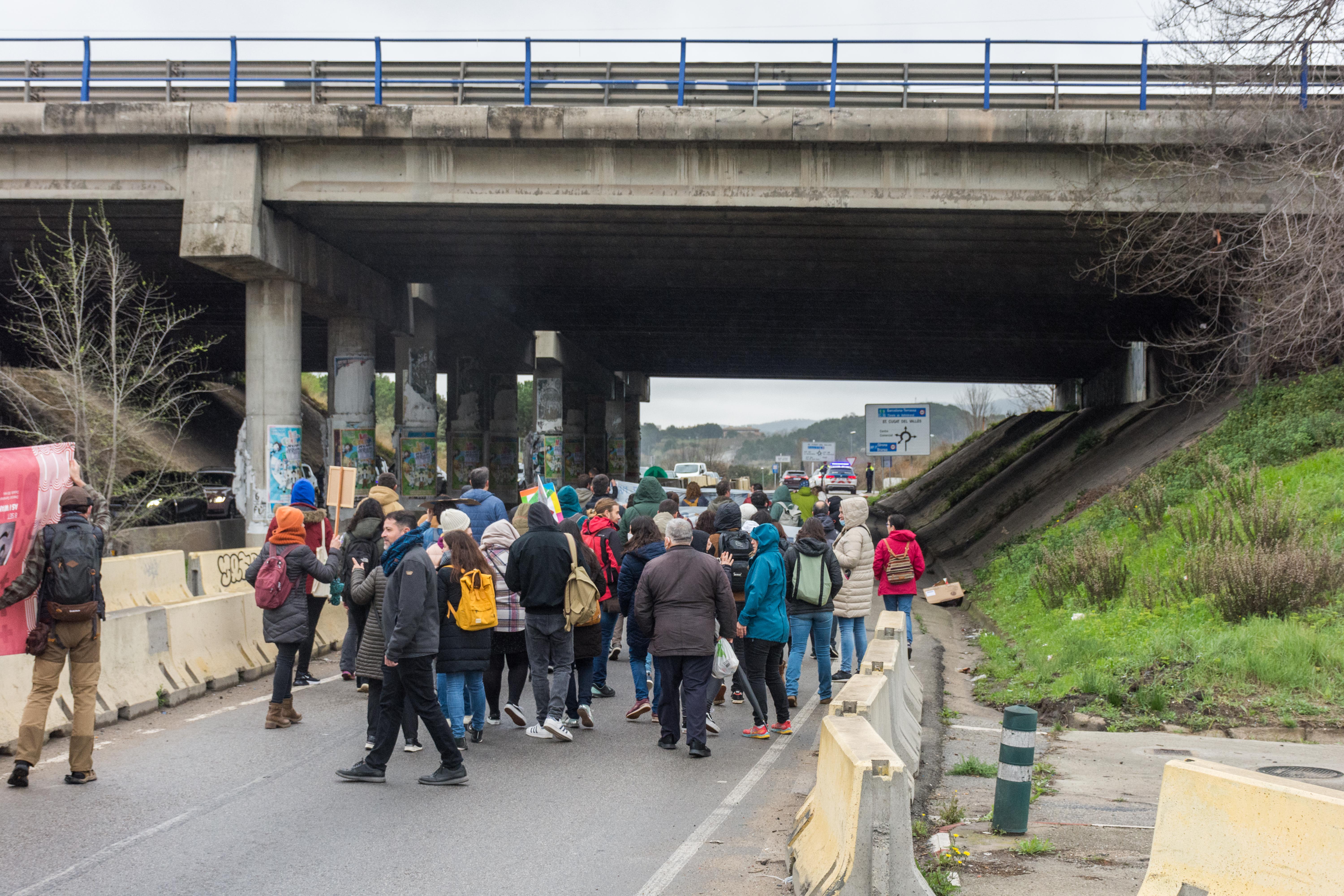 Vaga de professors i tall de trànsit a la carretera de Rubí. FOTO: Carmelo Jiménez