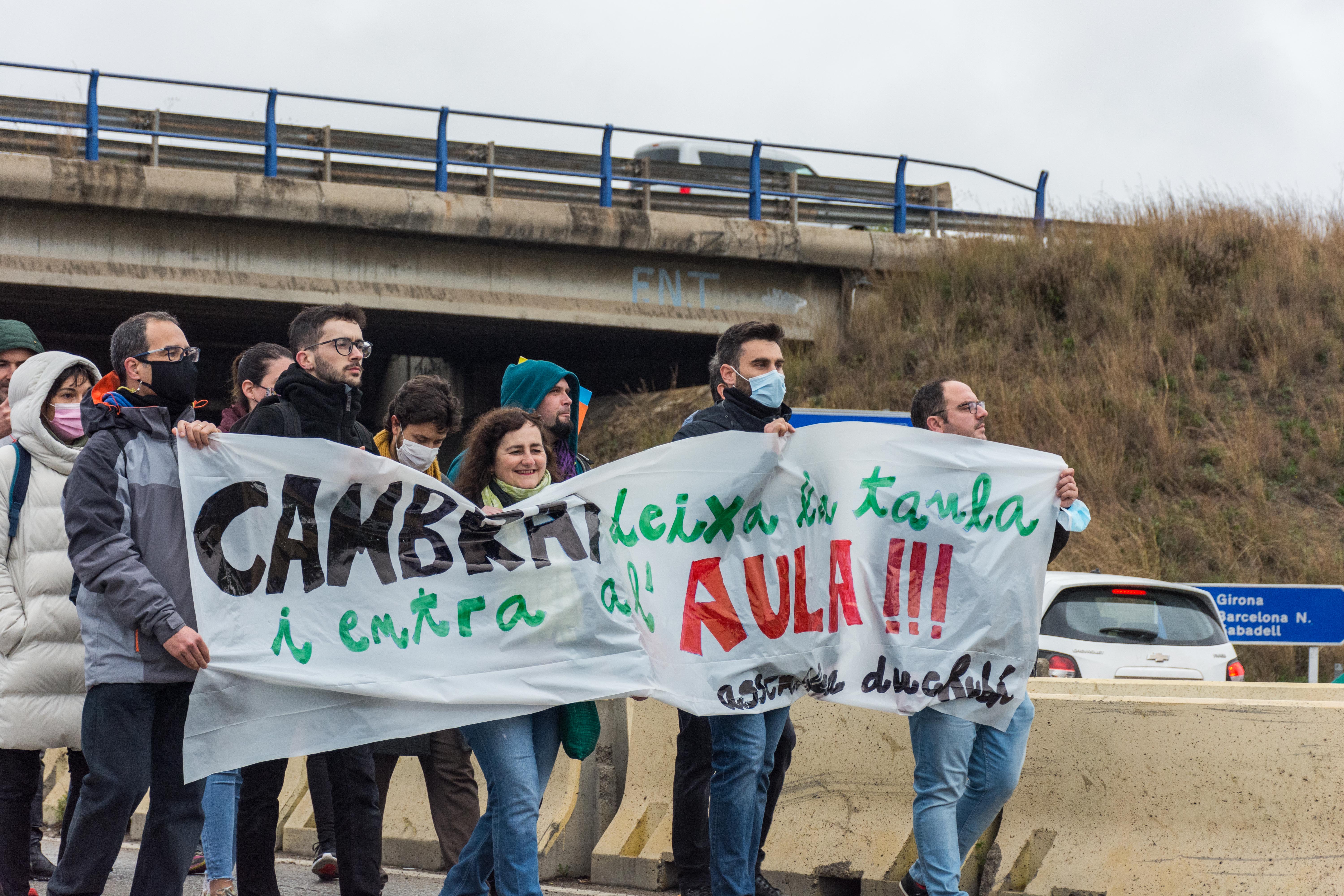 Vaga de professors i tall de trànsit a la carretera de Rubí. FOTO: Carmelo Jiménez