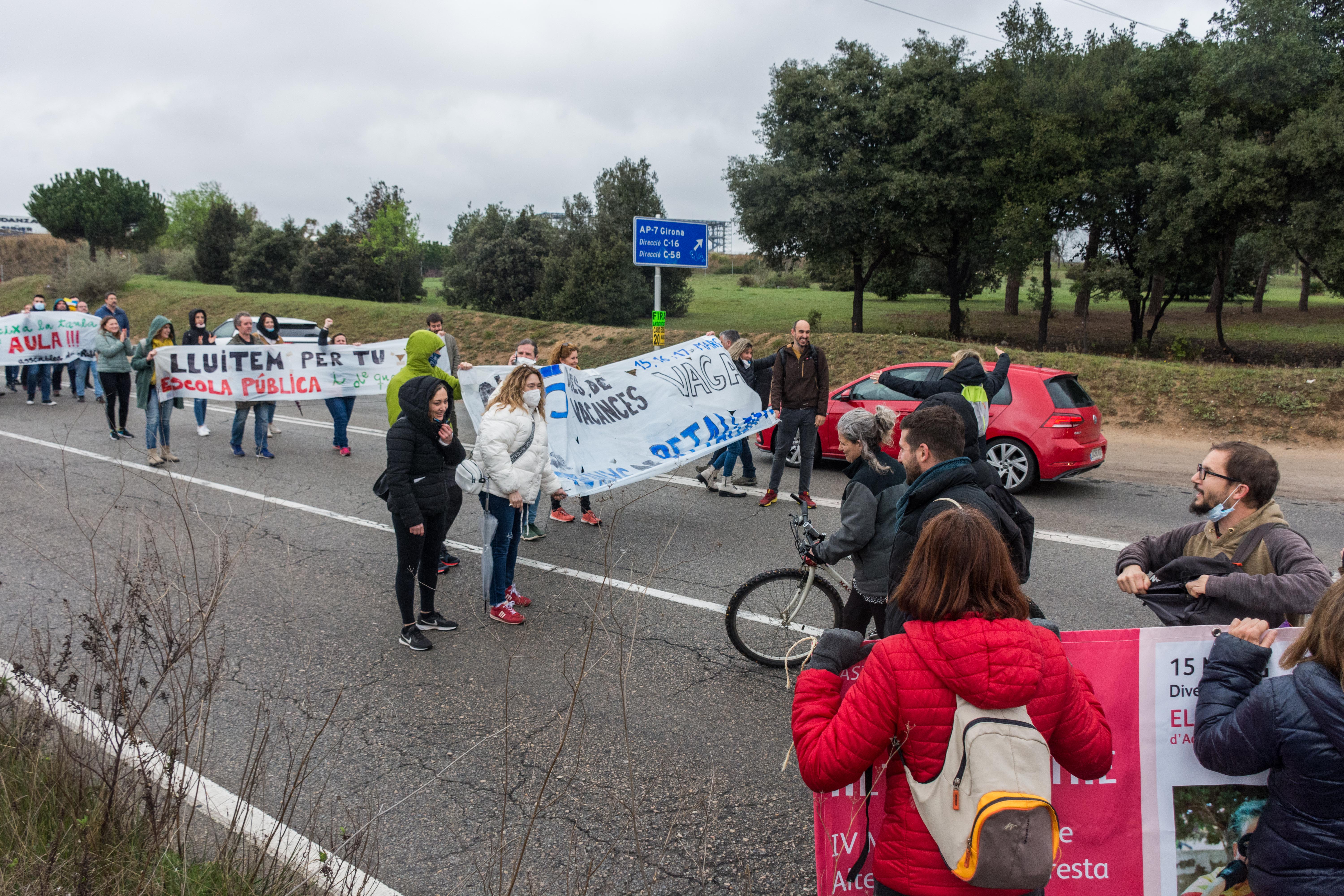 Vaga de professors i tall de trànsit a la carretera de Rubí. FOTO: Carmelo Jiménez