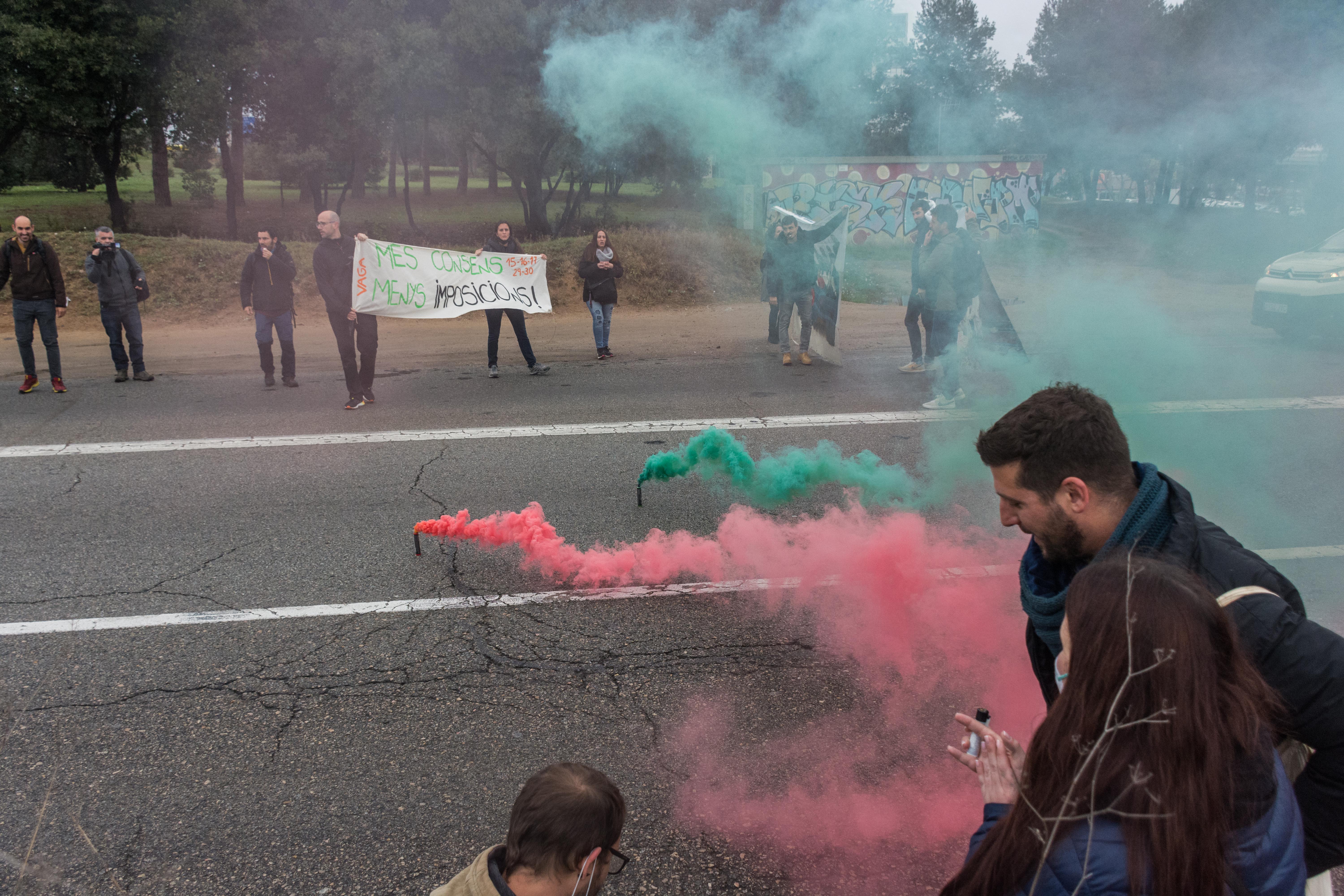 Vaga de professors i tall de trànsit a la carretera de Rubí. FOTO: Carmelo Jiménez