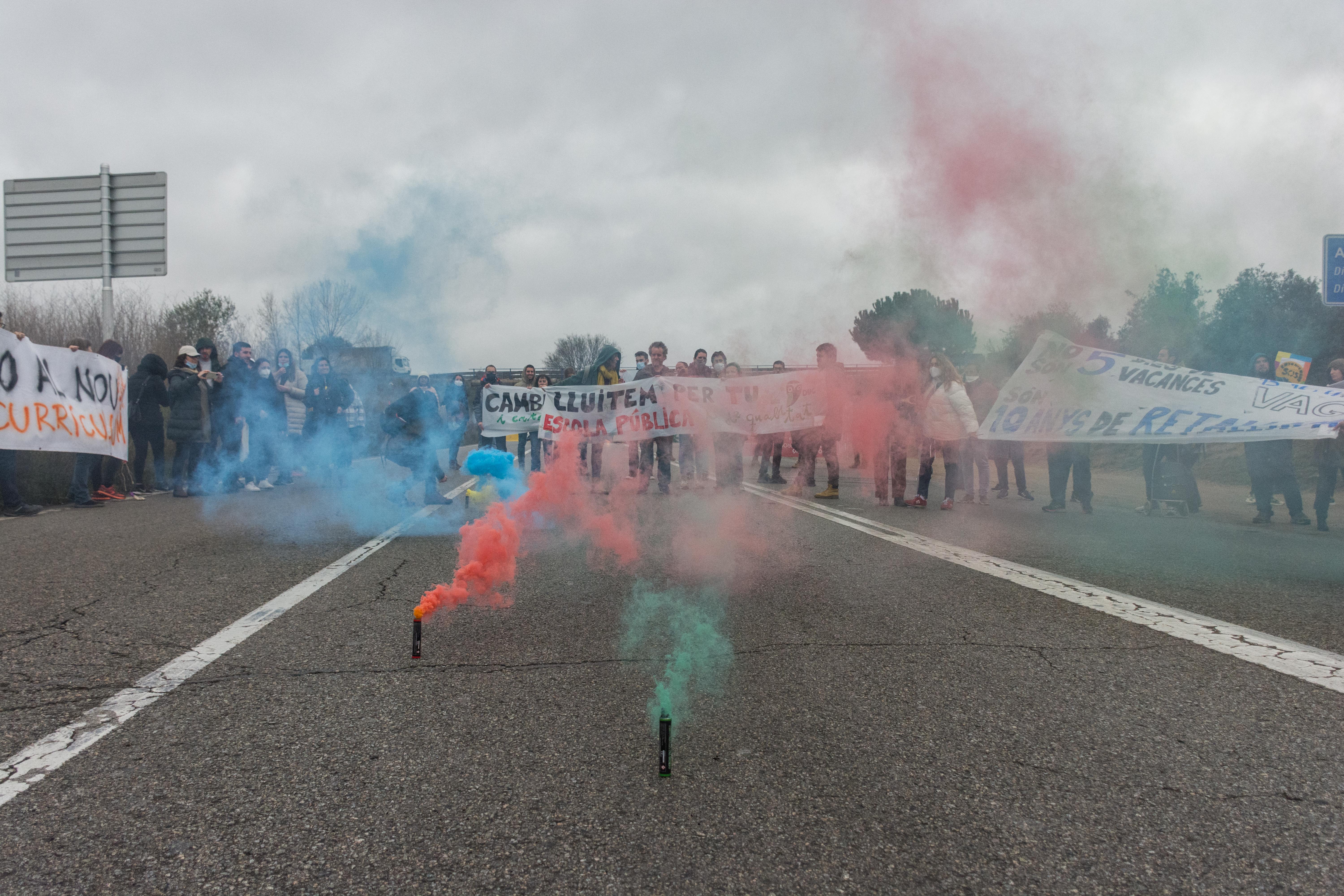 Vaga de professors i tall de trànsit a la carretera de Rubí. FOTO: Carmelo Jiménez