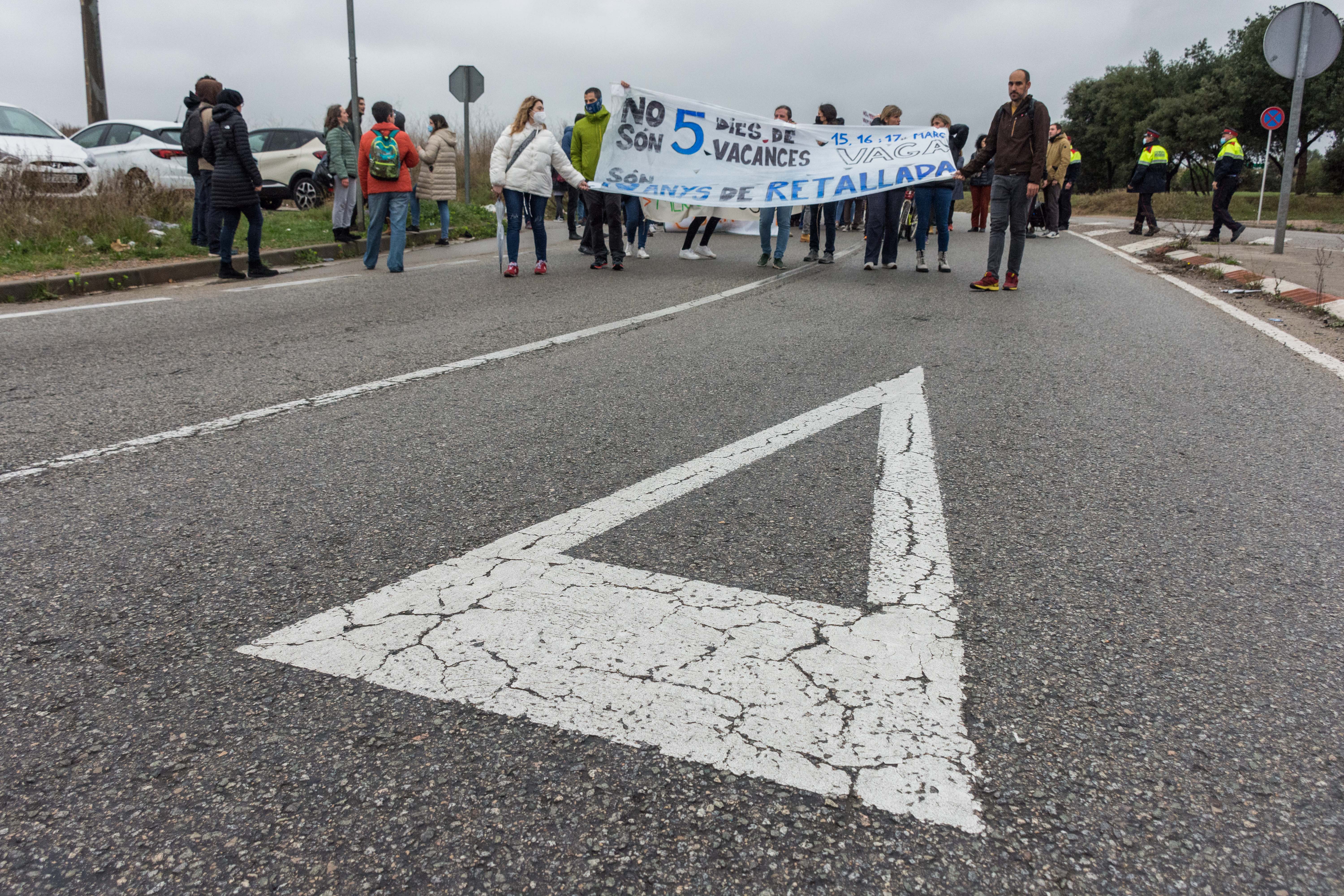 Vaga de professors i tall de trànsit a la carretera de Rubí. FOTO: Carmelo Jiménez