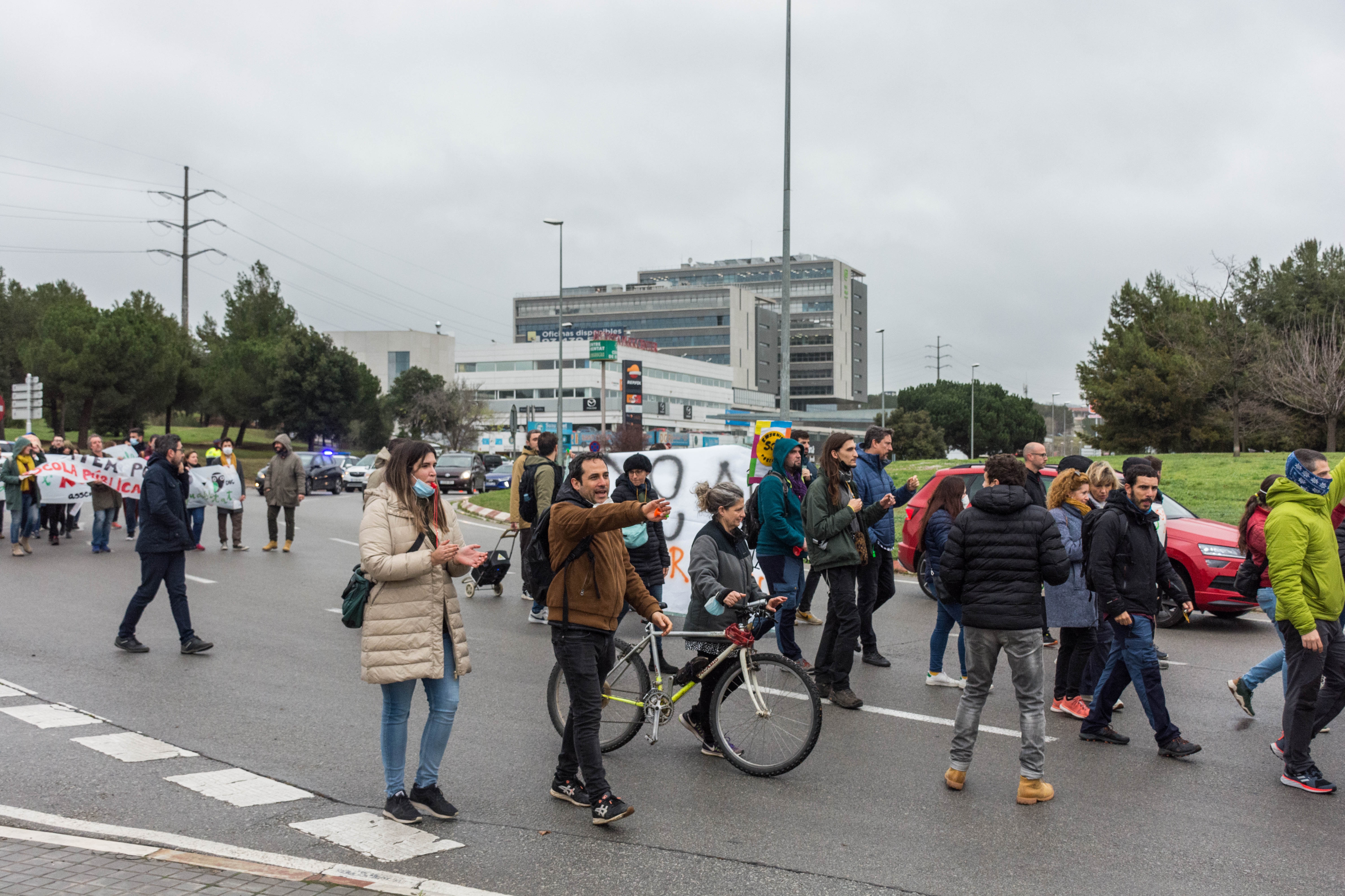  Vaga de professors i tall de trànsit a la carretera de Rubí. FOTO: Carmelo Jiménez