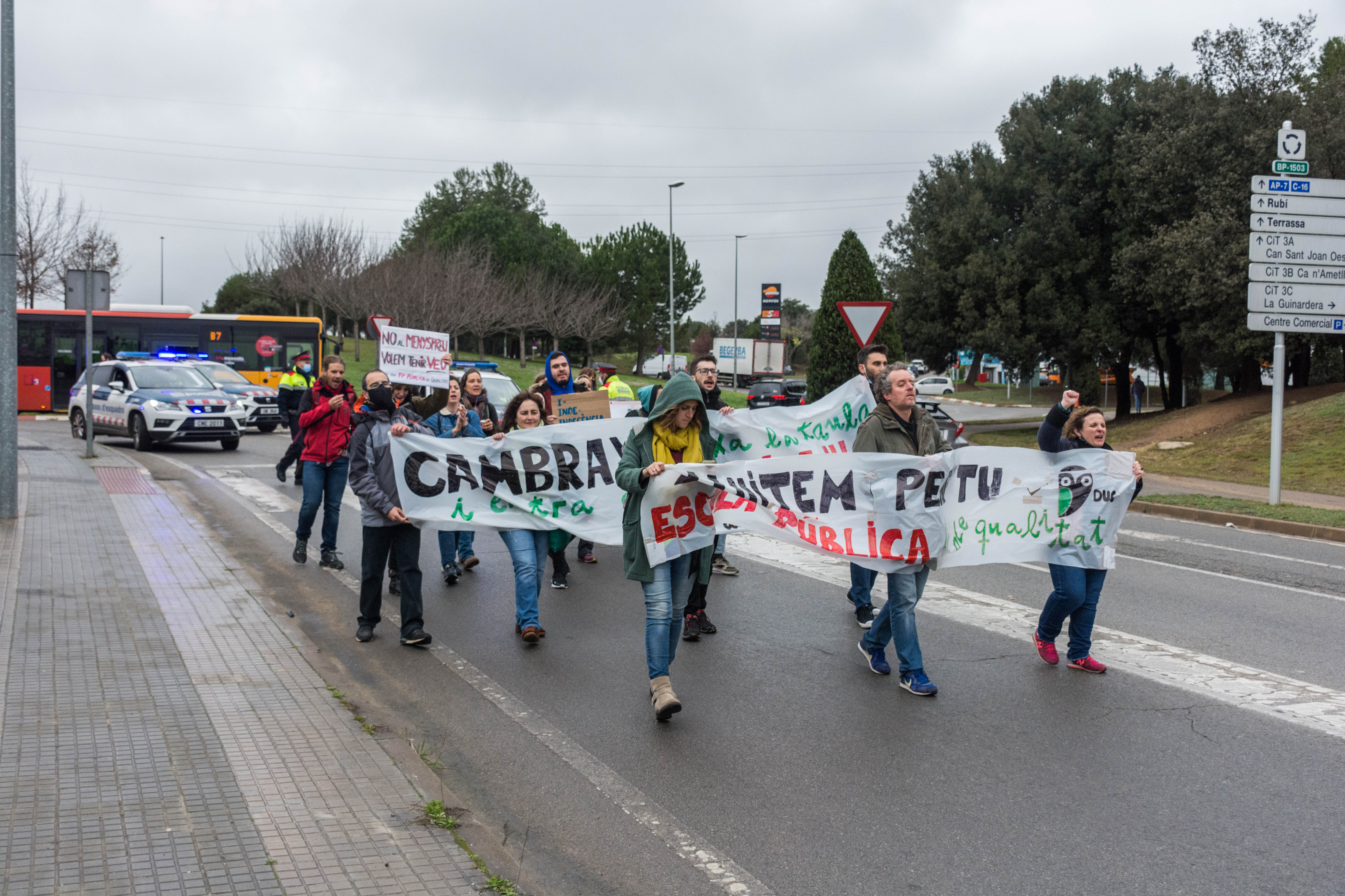 Vaga de professors i tall de trànsit a la carretera de Rubí. FOTO: Carmelo Jiménez