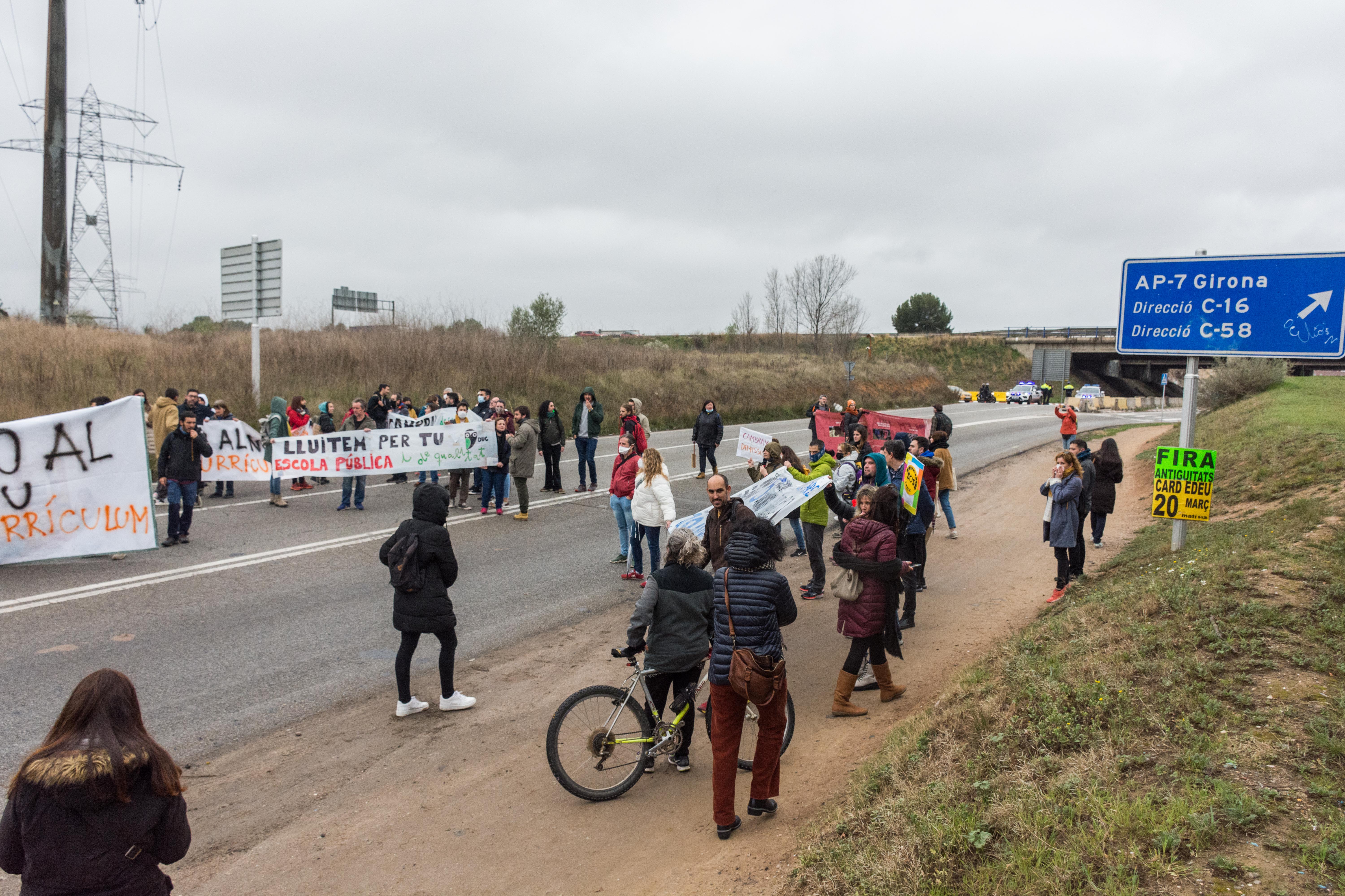 Vaga de professors i tall de trànsit a la carretera de Rubí. FOTO: Carmelo Jiménez