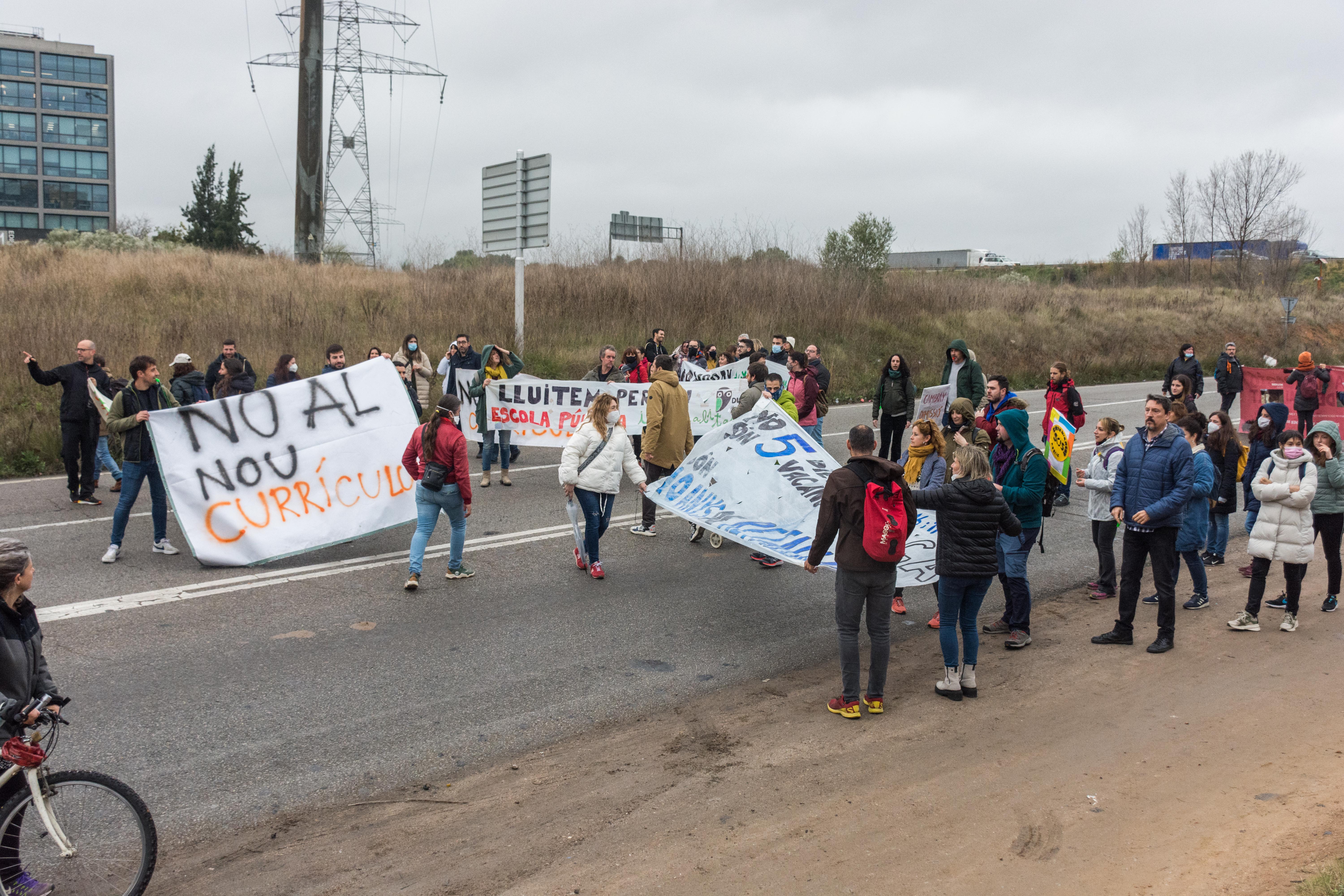 Vaga de professors i tall de trànsit a la carretera de Rubí. FOTO: Carmelo Jiménez