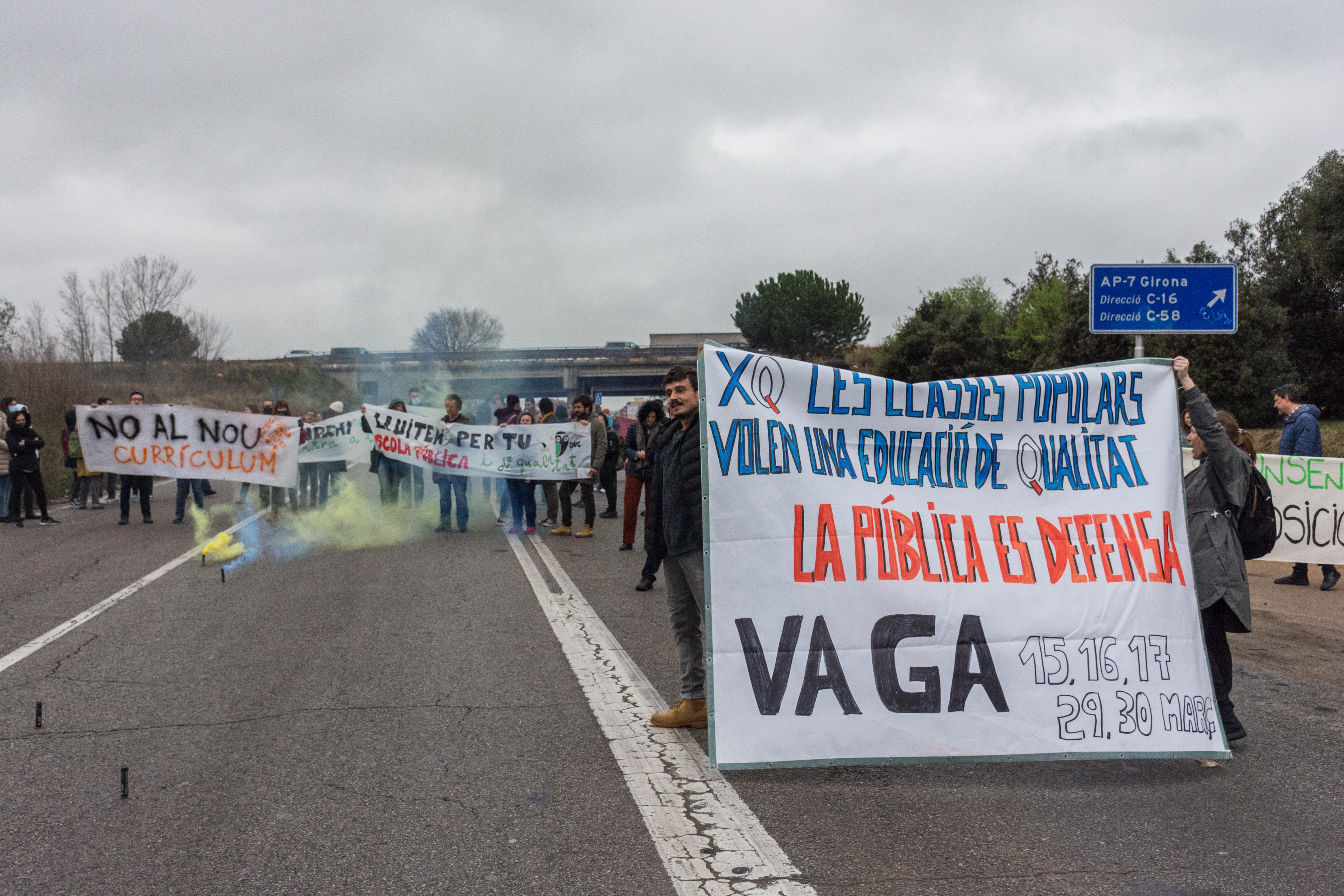 Vaga de professors i tall de trànsit a la carretera de Rubí. FOTO: Carmelo Jiménez