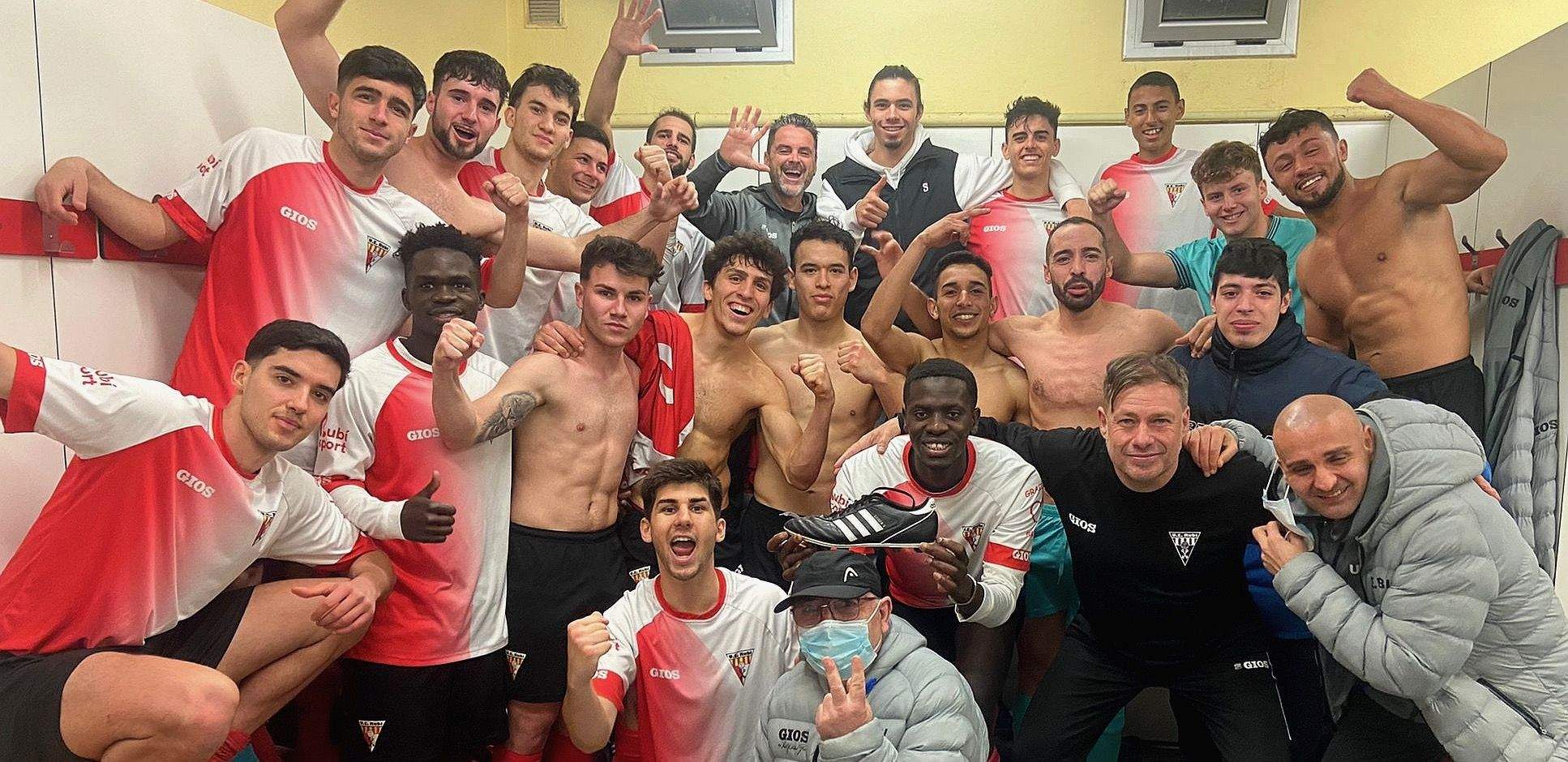 Celebració de la UE Rubí davant el Llorençà al vestuari. FOTO: Cedida