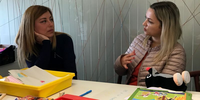 Irina, ucraïnesa resident a Rubí, conversa amb Alexandra, refugiada de la guerra i allotjada en un alberg del Prat de Llobregat. FOTO: Gerard Escaich (ACN)