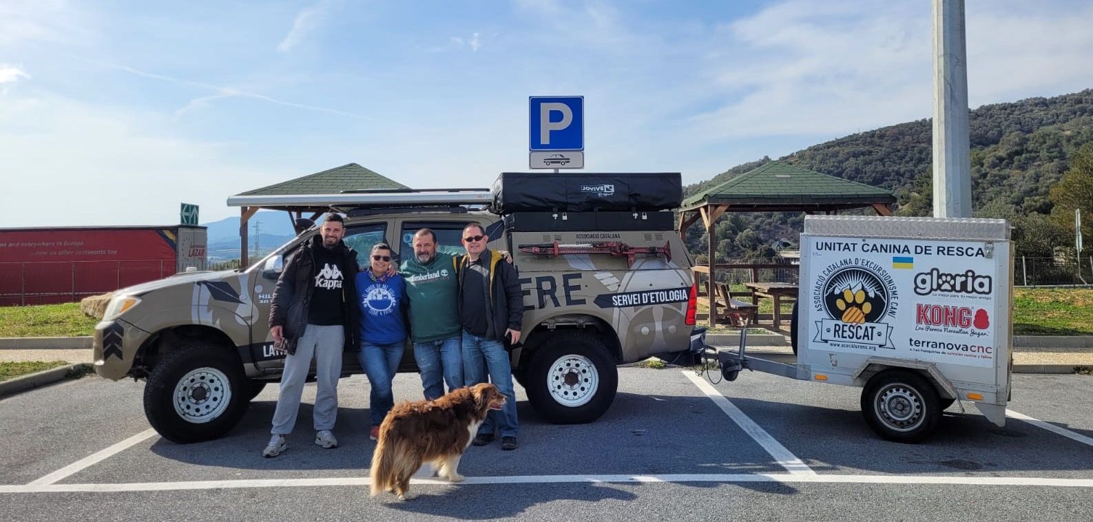 Una de les furgonetes de l'Associació Catalana d'Excursionisme Caní carregades amb material per repartir. FOTO: Cedida