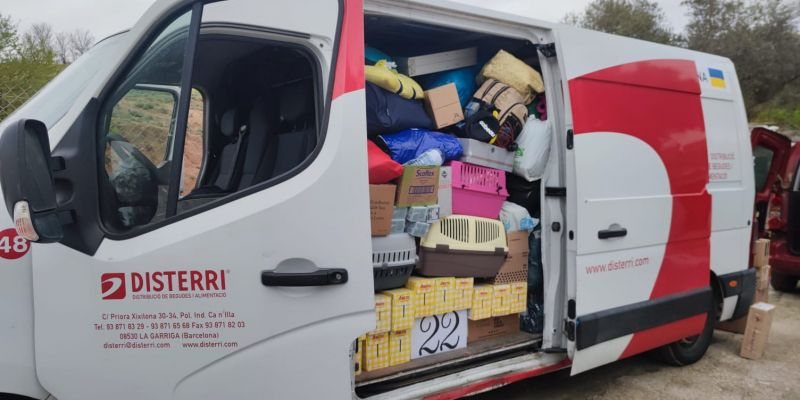 Una de les furgonetes carregades amb material amb aliments, pinso i material sanitari. FOTO: Cedida