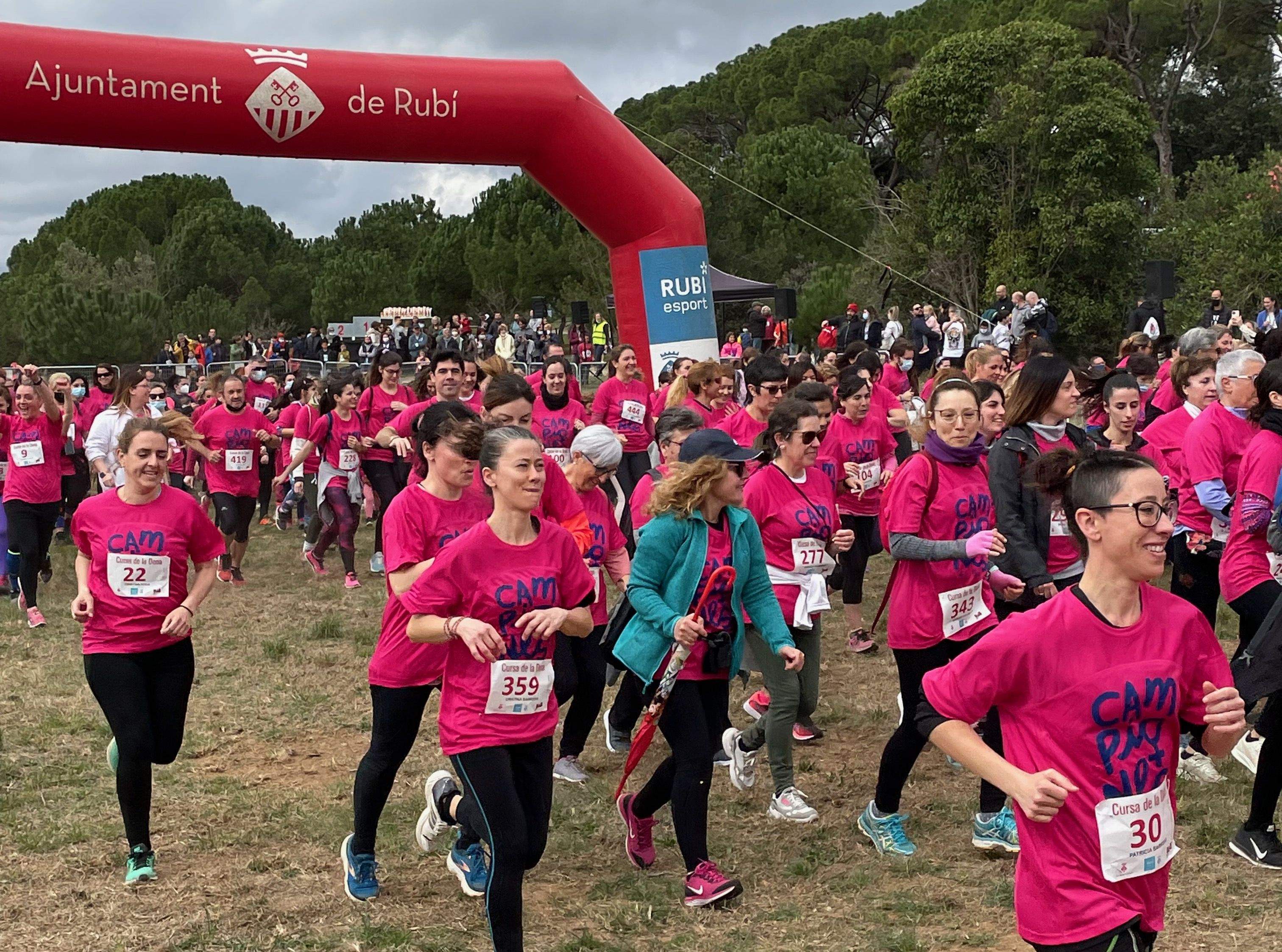 A la primera cursa de la dona van participar més de 300 persones. FOTO: Joan B. 
