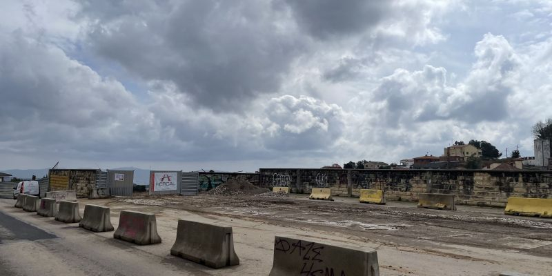 Blocs de formigó que va col·locar l'Ajuntament a l'entorn de les antigues piscines de Castellnou. FOTO: NHS