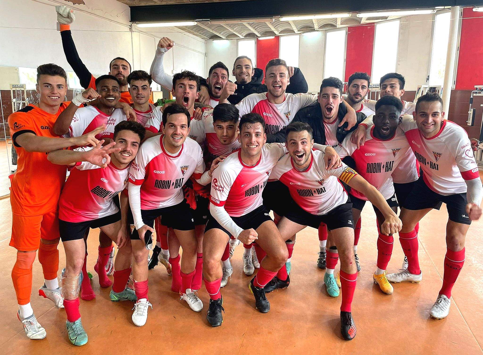Celebració de la victòria del primer equip de la UE Rubí davant del Sant Ildefons. FOTO: Cedida