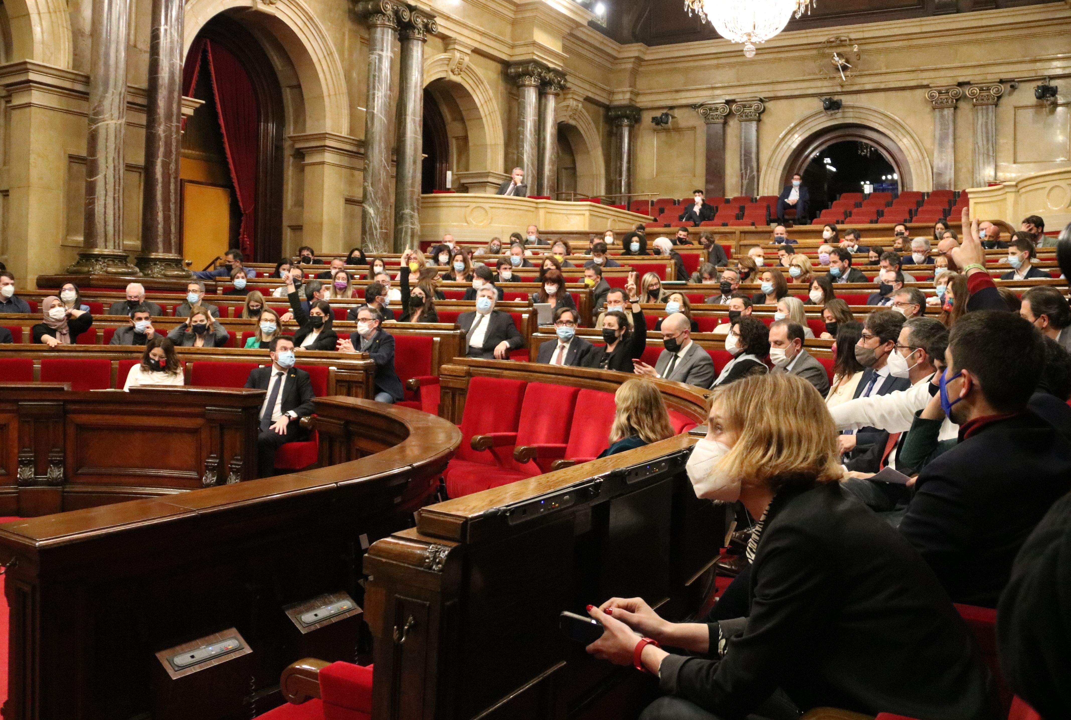L'hemicicle durant la votació del decret de la modificació de la llei de consultes, amb En Comú Podem indicant el seu vot negatiu en primer pla. FONT: Sílvia Jardí (ACN)
