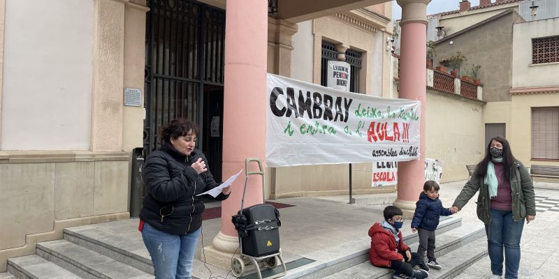 La Montse Flores, docent de l'Institut Duc de Montblanc de Rubí, llegint el manifest durant la concentració davant l'Ajuntament. FOTO: NHS