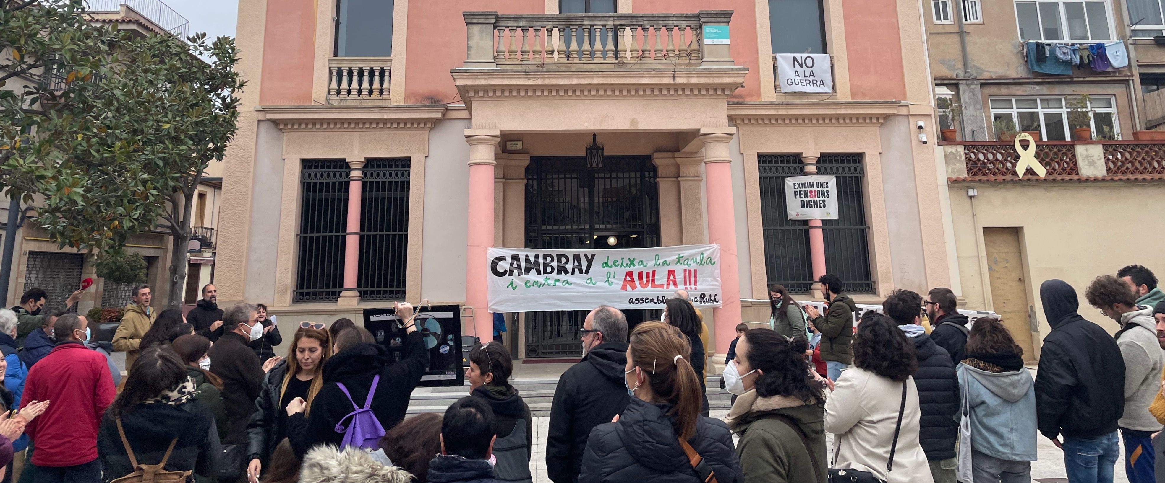 Un moment de la concentració de mestres de Rubí per les retallades en educació. FOTO: NHS