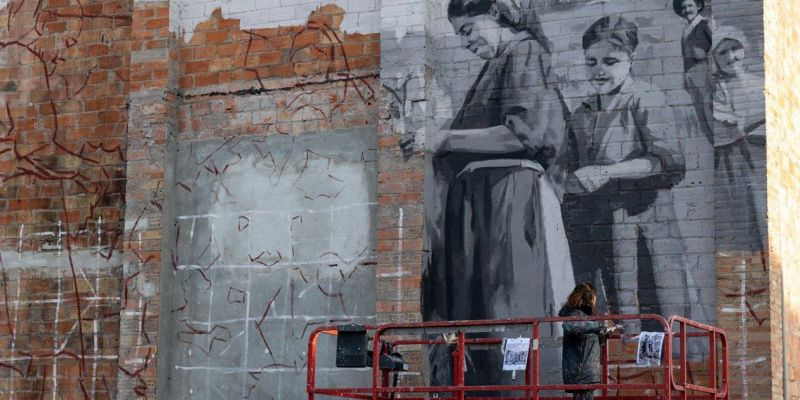 L’artista Elisa Capdevila, que treballa en un mural al Celler, participarà dissabte a la taula rodona “Color, art urbà i espai públic”. FOTO: Ajuntament de Rubí–Localpres