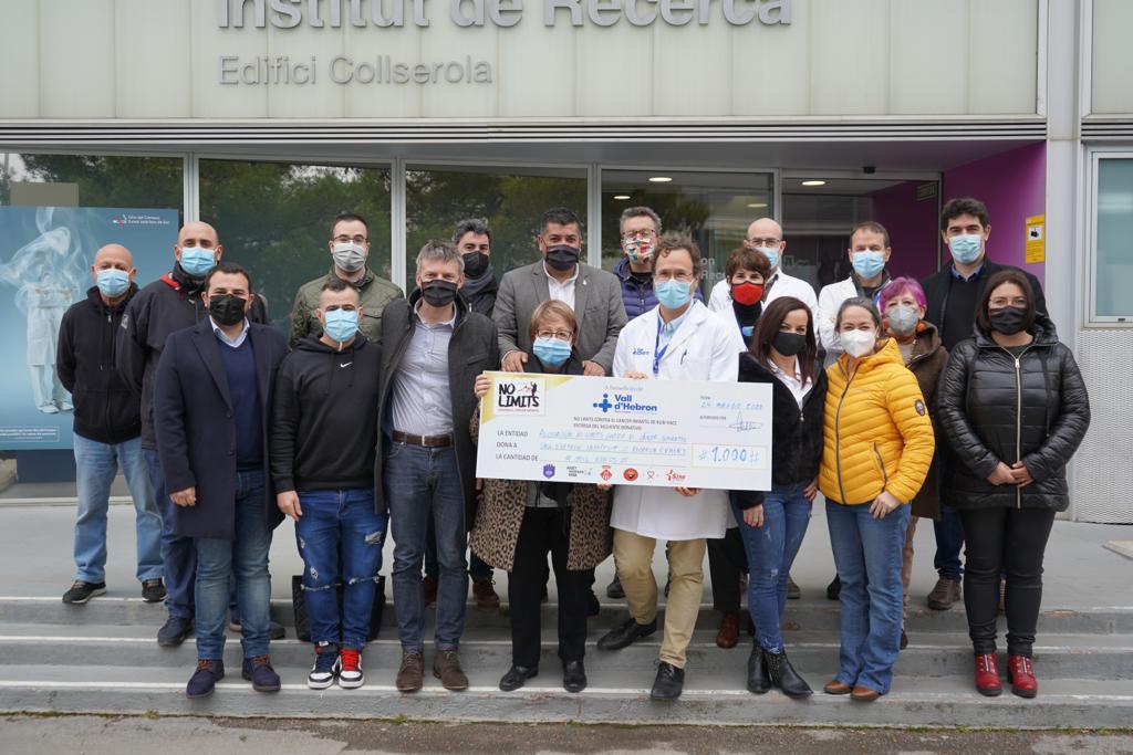 Representants de No Limits, regidors i portaveus de diferents formacions polítiques i part de l'equip mèdic amb el xec de 1.000 euros. FOTO: Cedida