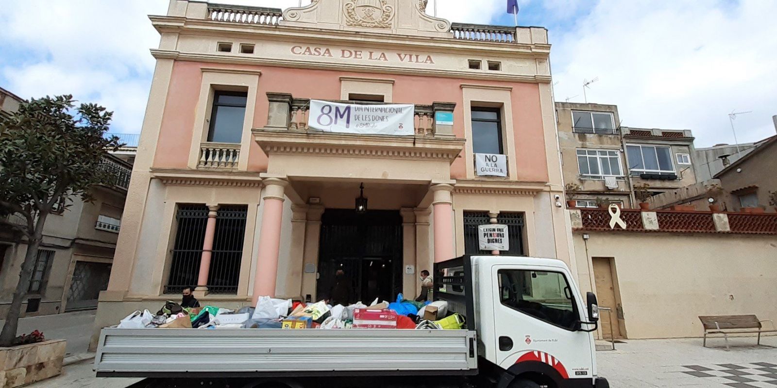 Rubí omple 18 camions de material per Ucraïna. FOTO: Ajuntament de Rubí