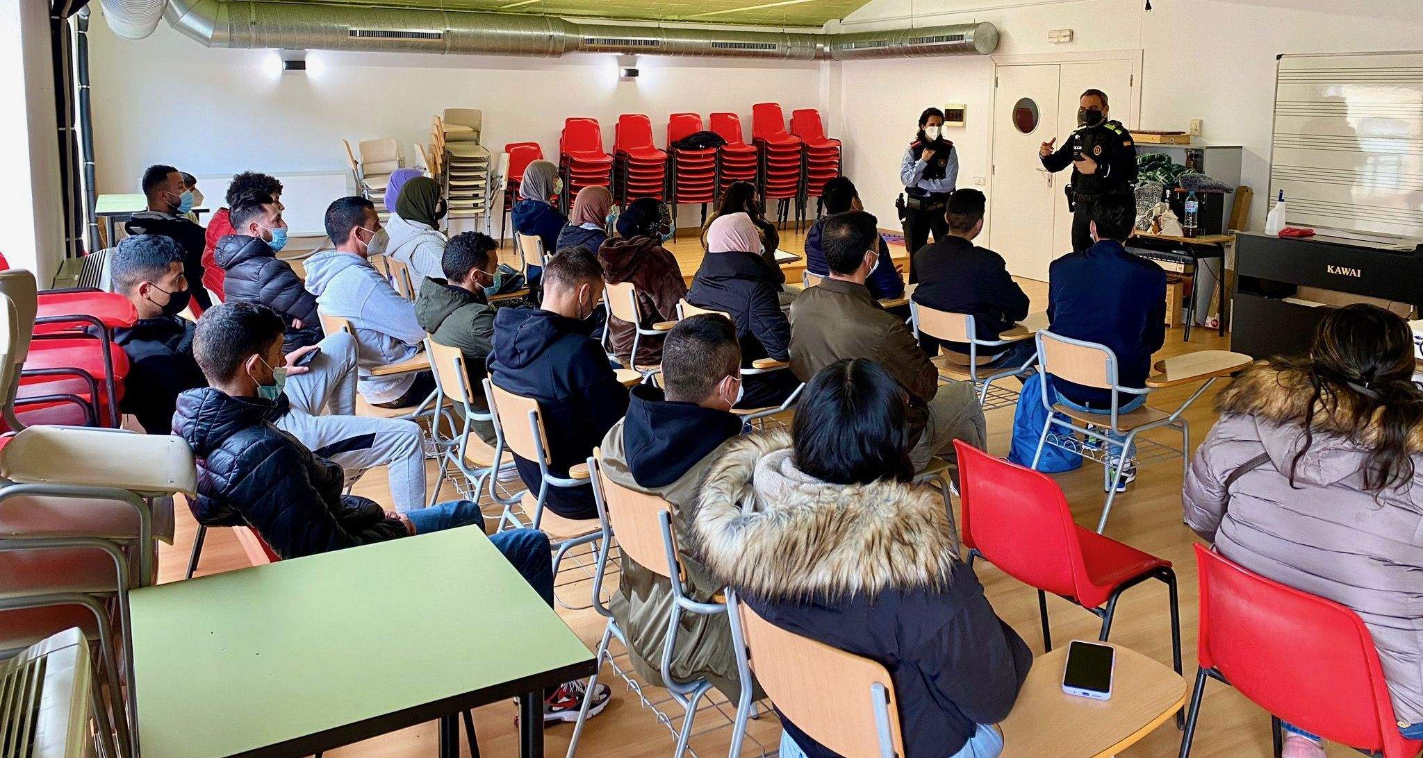 Moment de la xerrada que van oferir agents de Mossos d'Esquadra i Policia local de Rubí. FOTO: Cedida