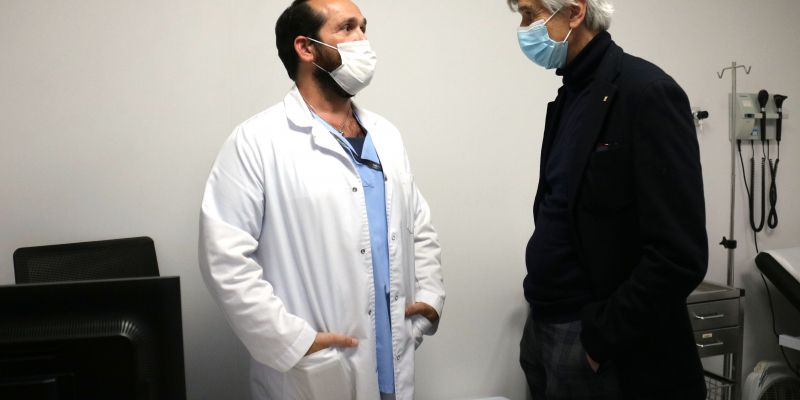 El conseller de Salut conversa amb un metge del CUAP Rubí.  FOTO: Albert Segura (ACN)