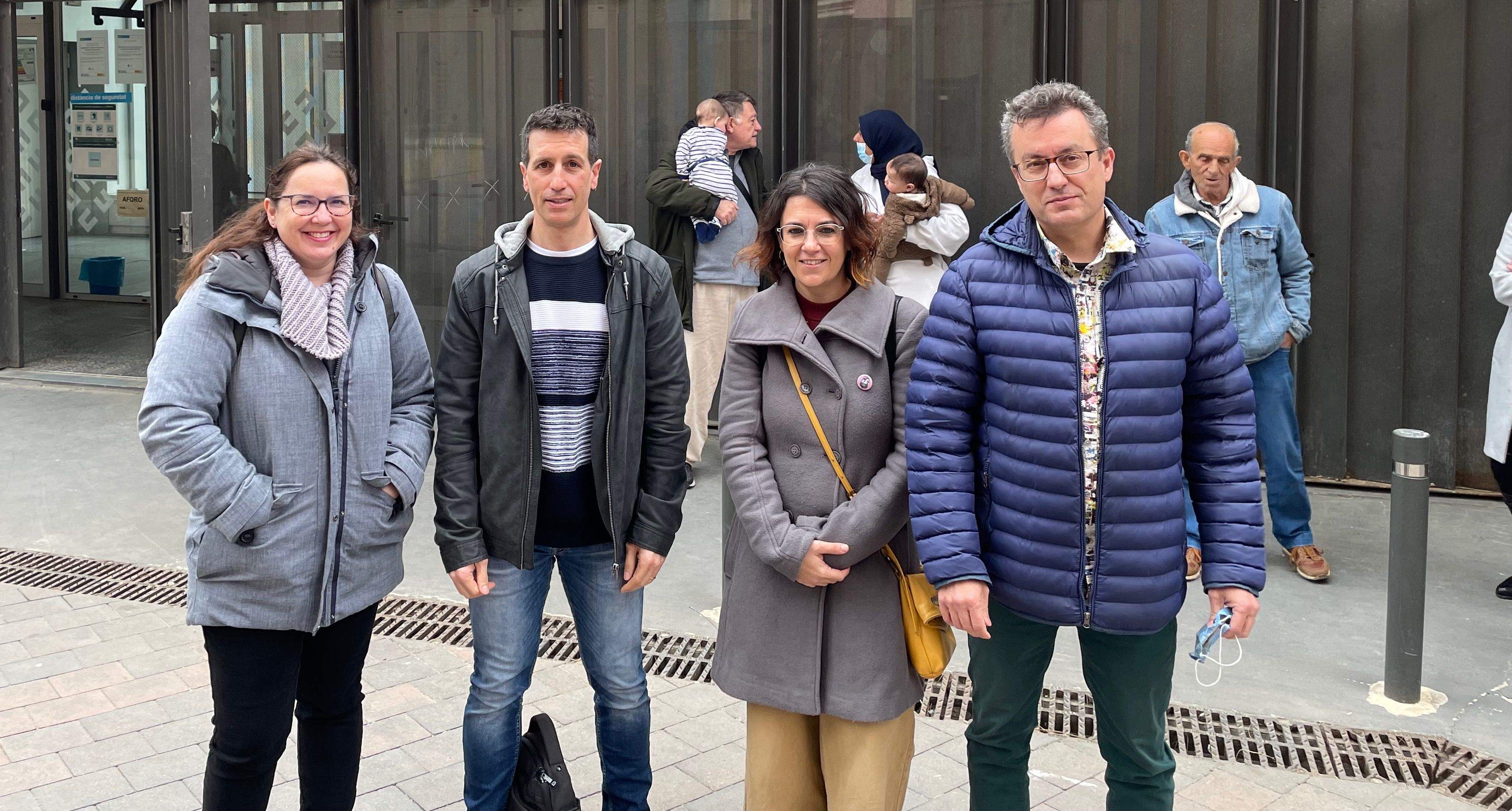 El diputat al Parlament d'En Comú Podem, Marc Parés, amb els regidors de la formació municipal al barri del Pinar. FOTO: NHS