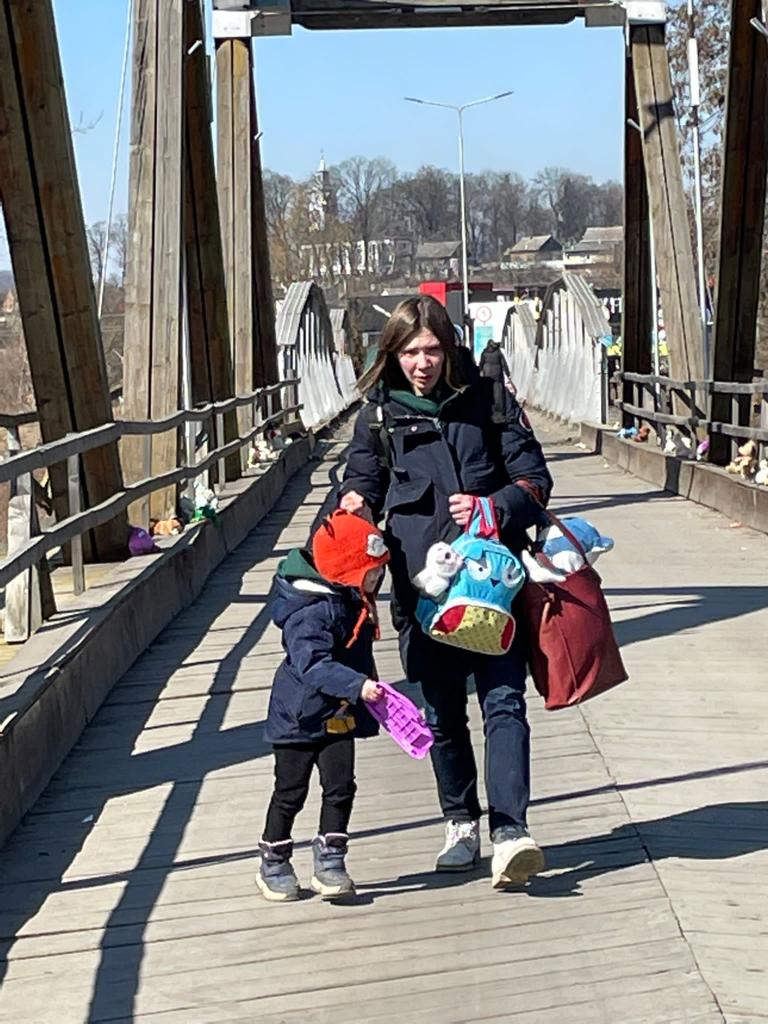 Una mare amb la criatura travessant el pont que uneix la frontera de Romania i Ucraïna. FOTO: Cedida