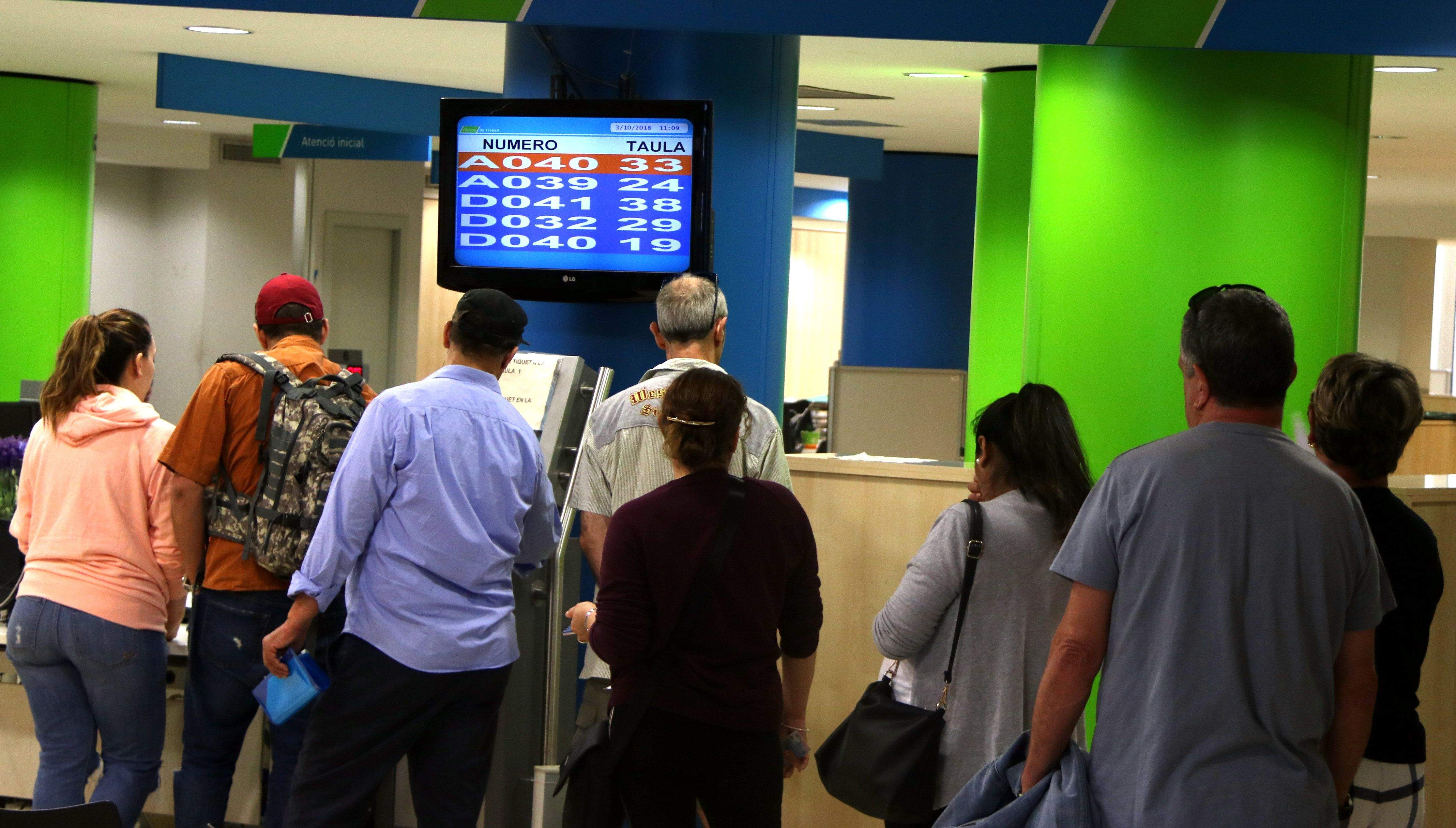 Persones fent cua al Servei d'Ocupació de Catalunya. FOTO: Lluis Sibils (ACN)