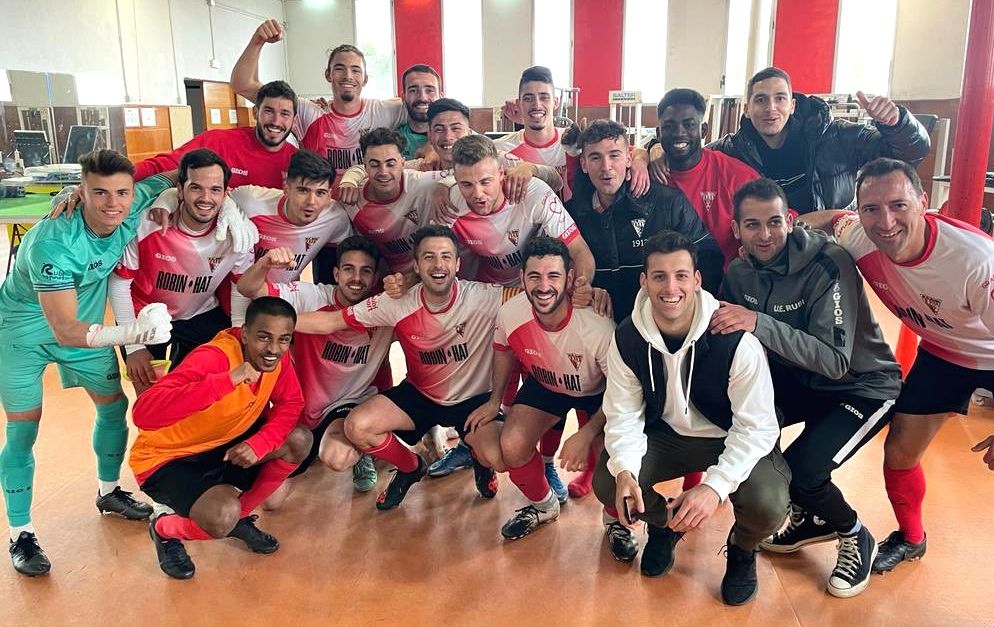 Celebración dels jugadors de la UE Rubí després de guanyar al Vic Riuprimer 4 a 0. FOTO: Cedida