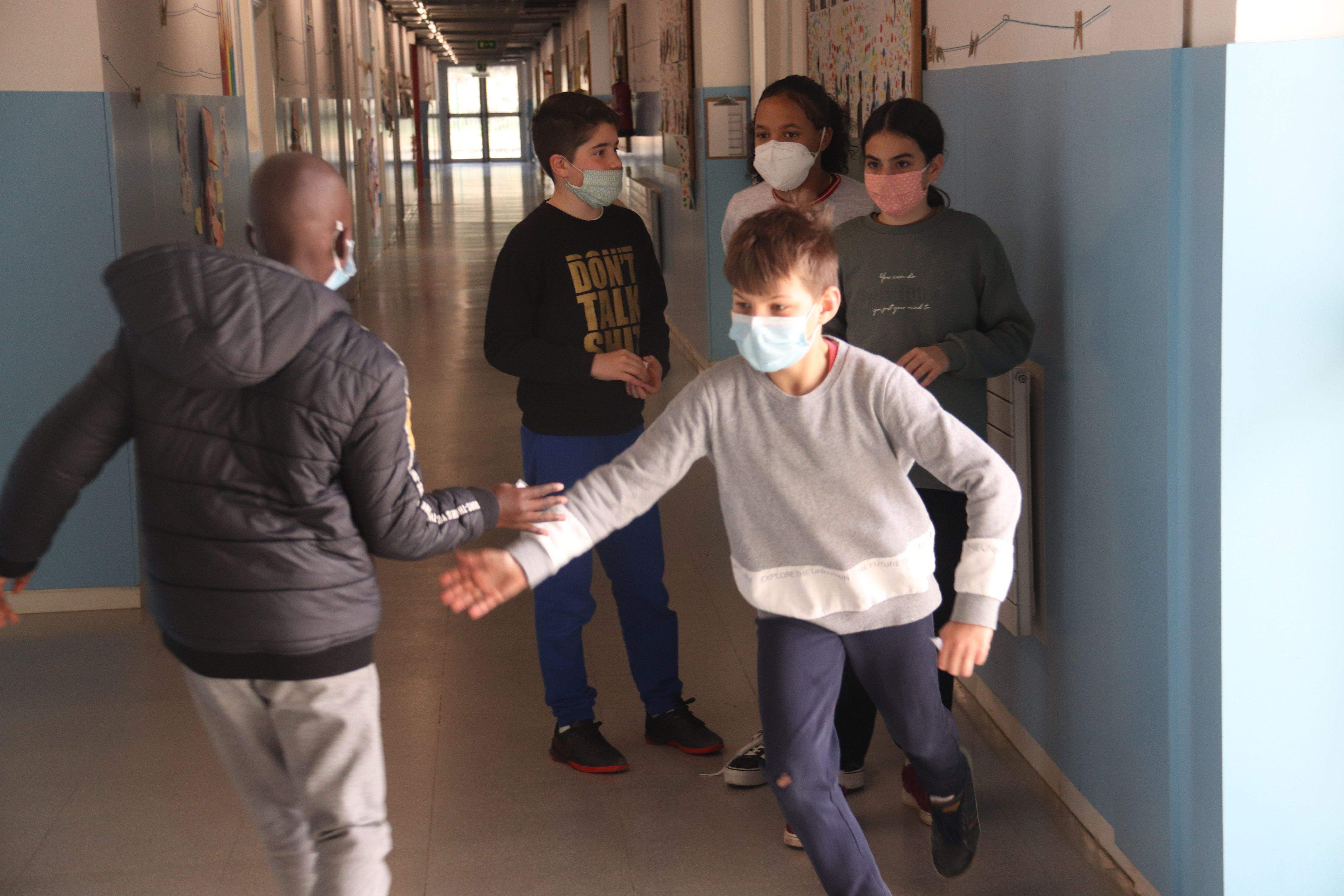 Alumnes de sisè de primària d'una escola catalana amb mascareta. FOTO: Aleix Freixas (ACN)