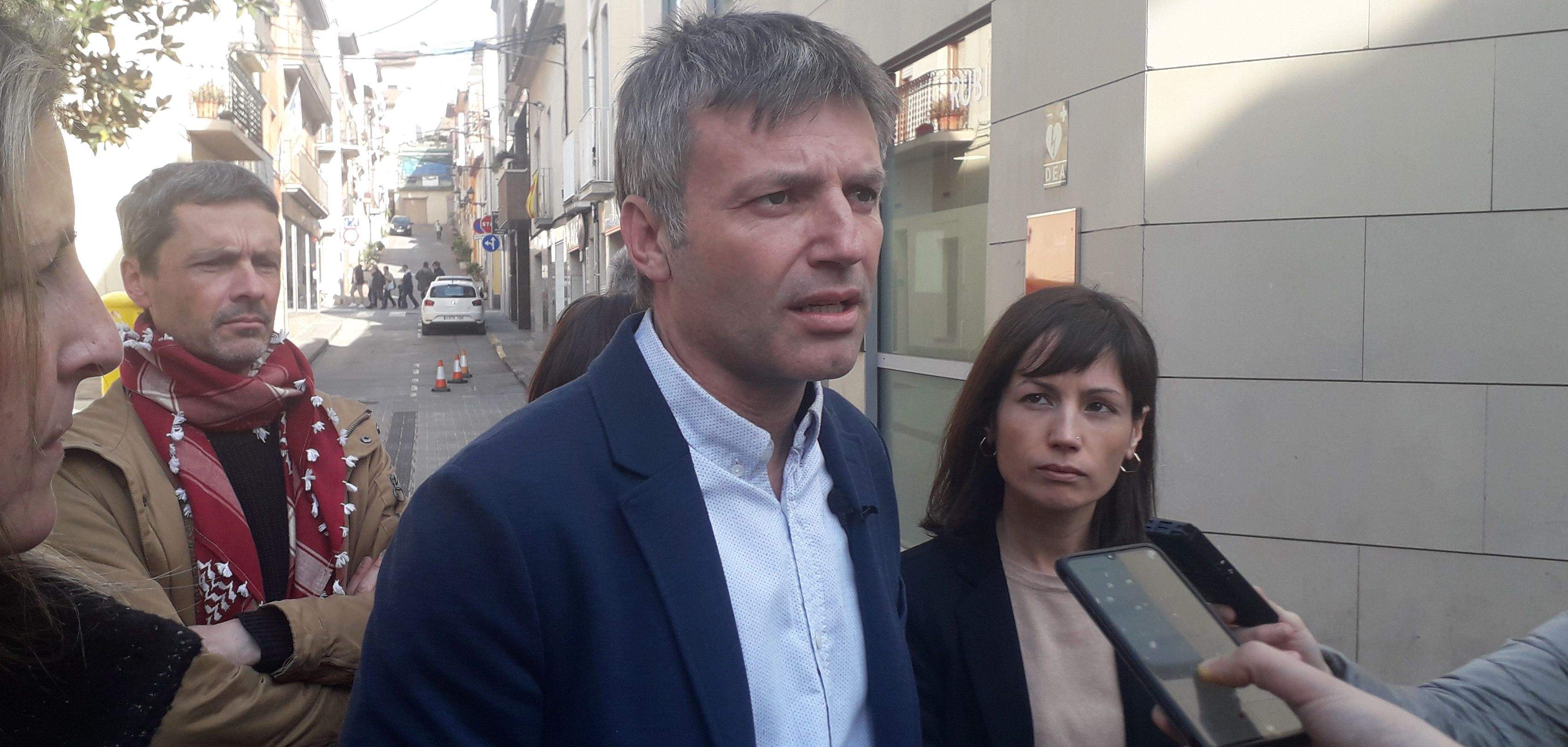 El portaveu d'Esquerra Republicana de Rubí, en la roda de premsa per parlar sobre el dispositiu de seguretat de Los 40 Primavera Pop. FOTO: NHS