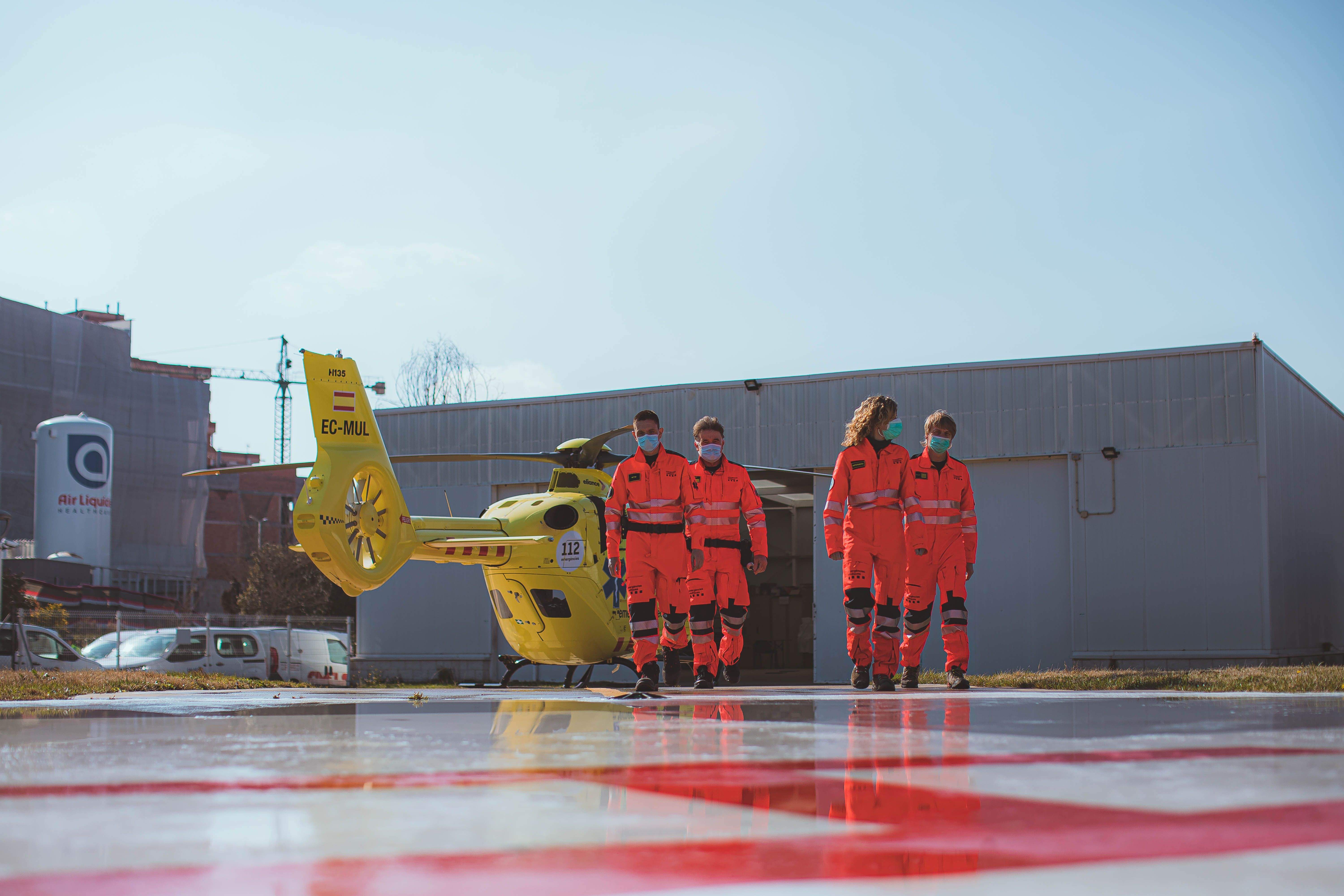 Metge i infermera de la unitat de mitjans aeris del SEM a la base de Sabadell. FOTO: Xavier Blanco
