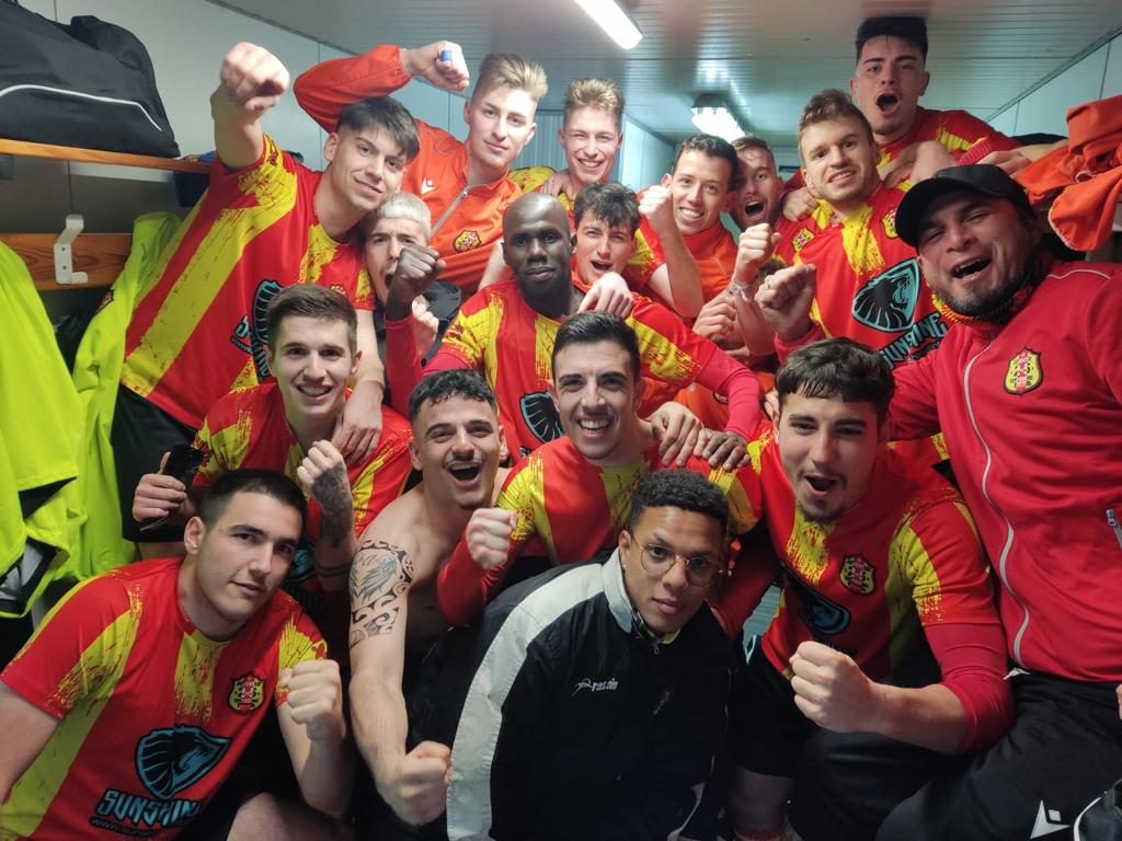 Celebració dels jugadors del Veinti després de la cinquena victòria consecutiva. FOTO: Cedida