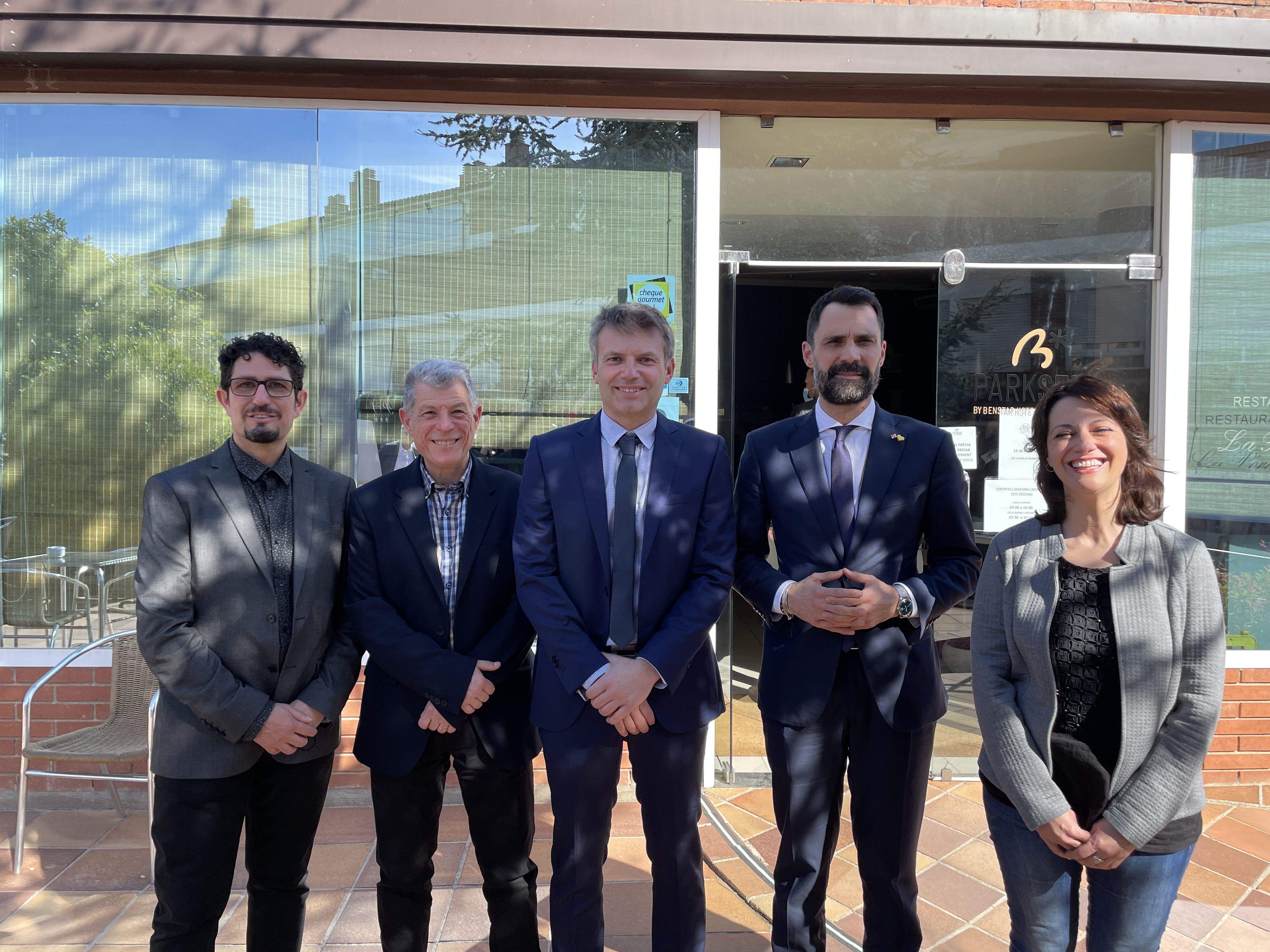 El conseller d'Empresa i Treball, Roger Torrent, davant l'hotel Park Sedó de Rubí. FOTO: NHS