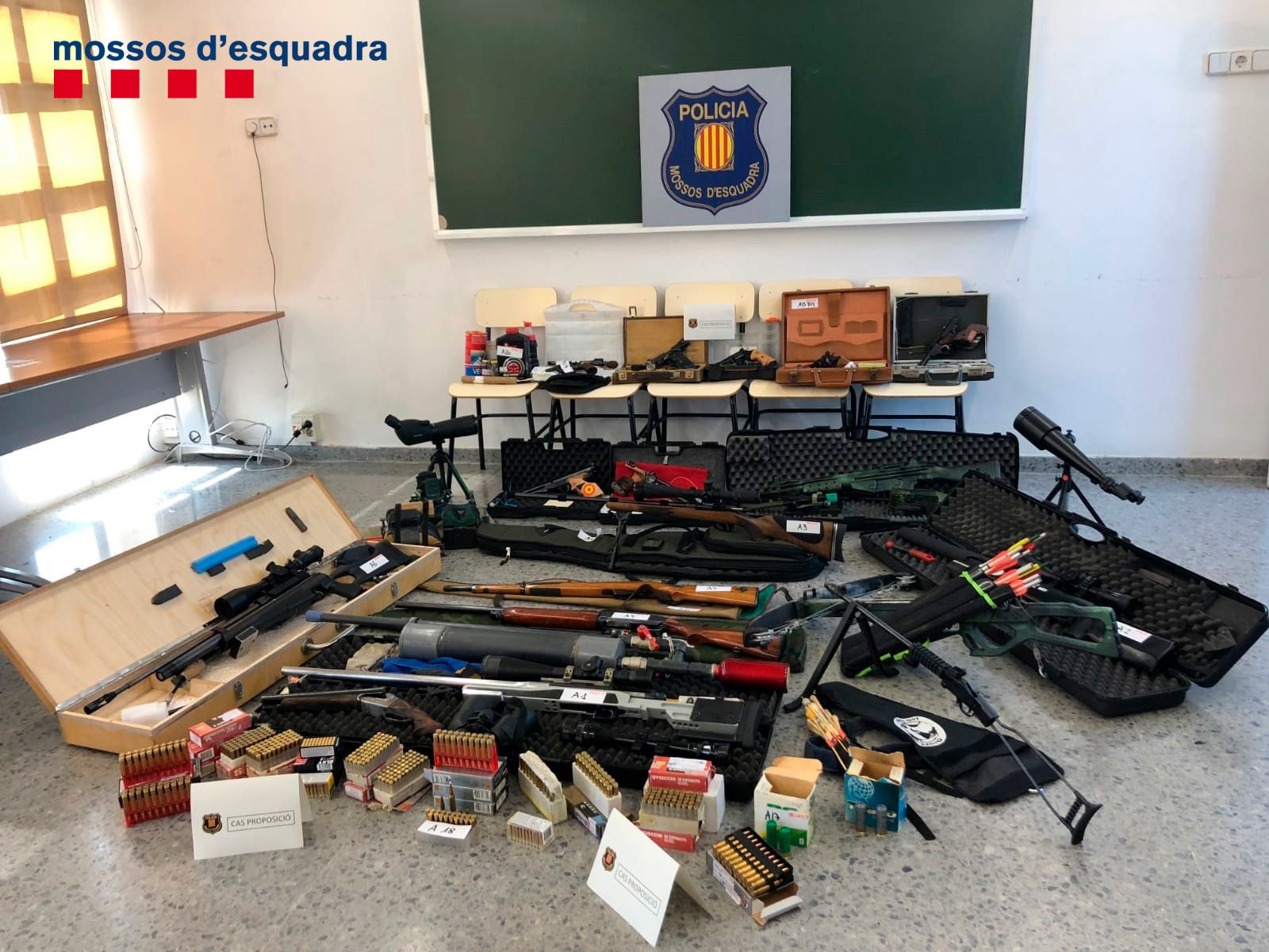 Imatge de l'arsenal d'armes trobat al domicili de Manuel Murillo. FOTO: CME  Imatge de l'arsenal d'armes trobat al domicili de Manuel Murillo. FOTO: CME