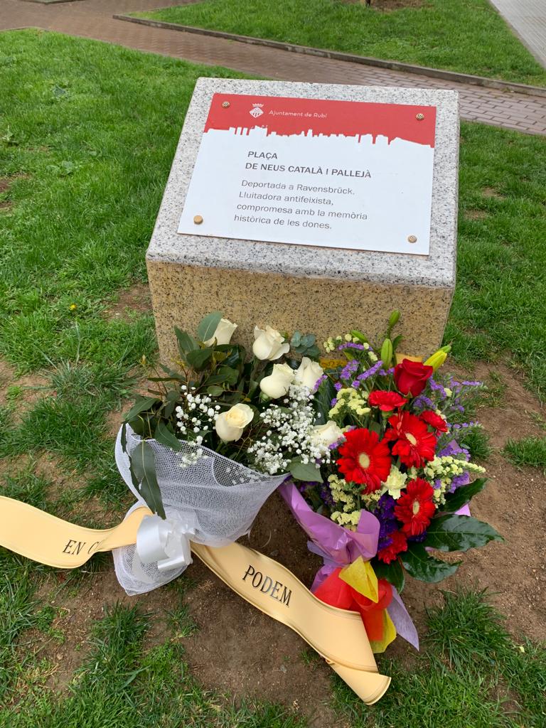Ram de flors al monòlit en record a l'activista Neus Català. FOTO: Cedida
