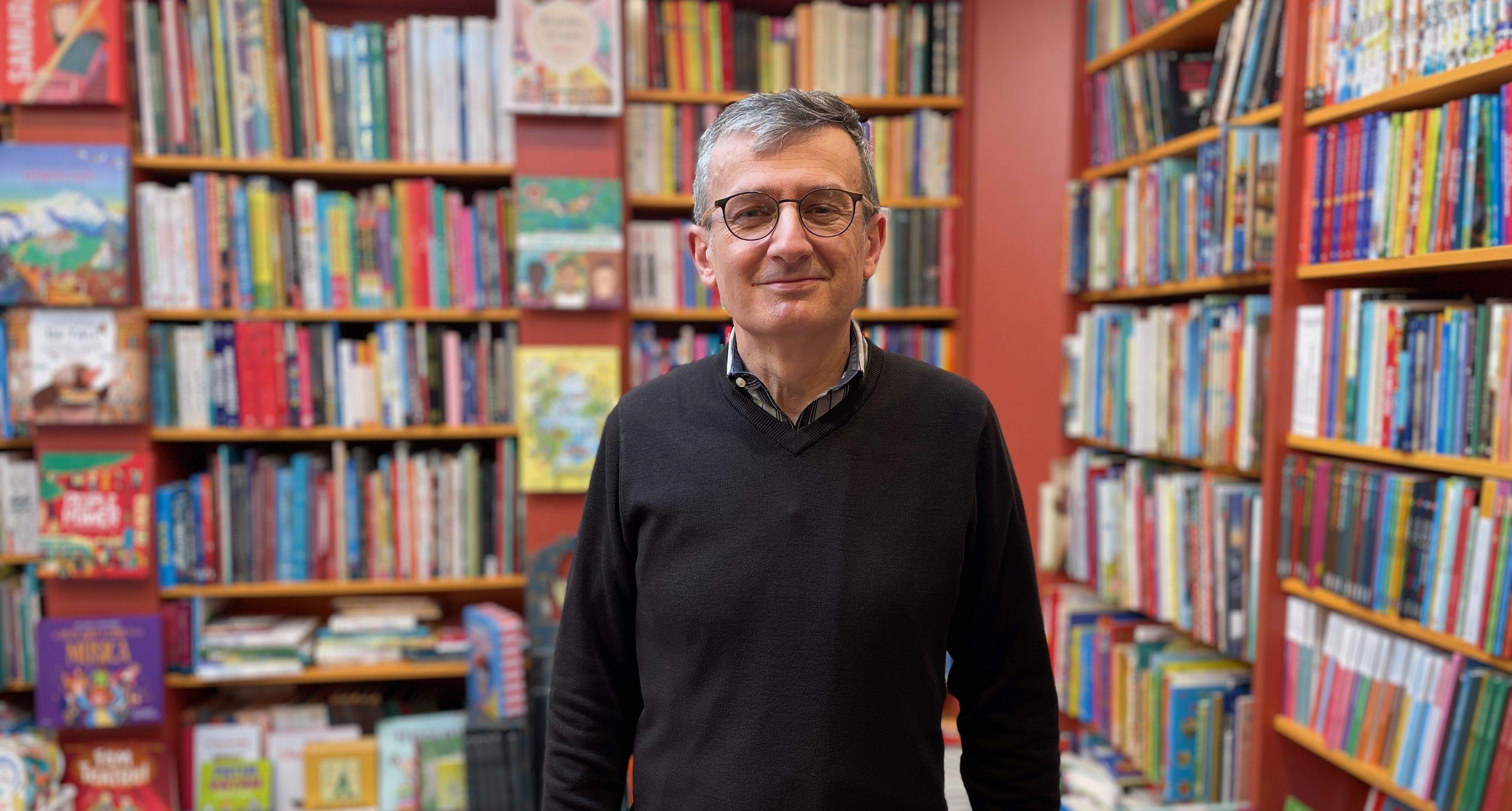 Enric Pallarès a la botiga El Racó del Llibre. FOTO: NHS
